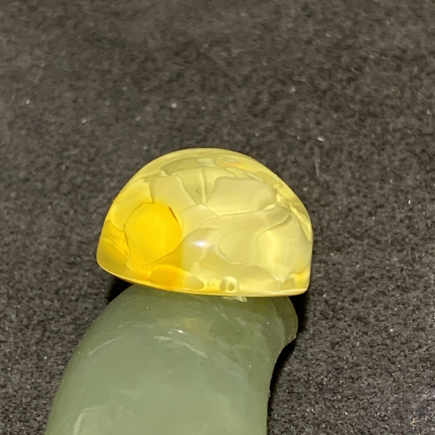 精美俄料鸡油黄金珀阴雕花吊坠一个，