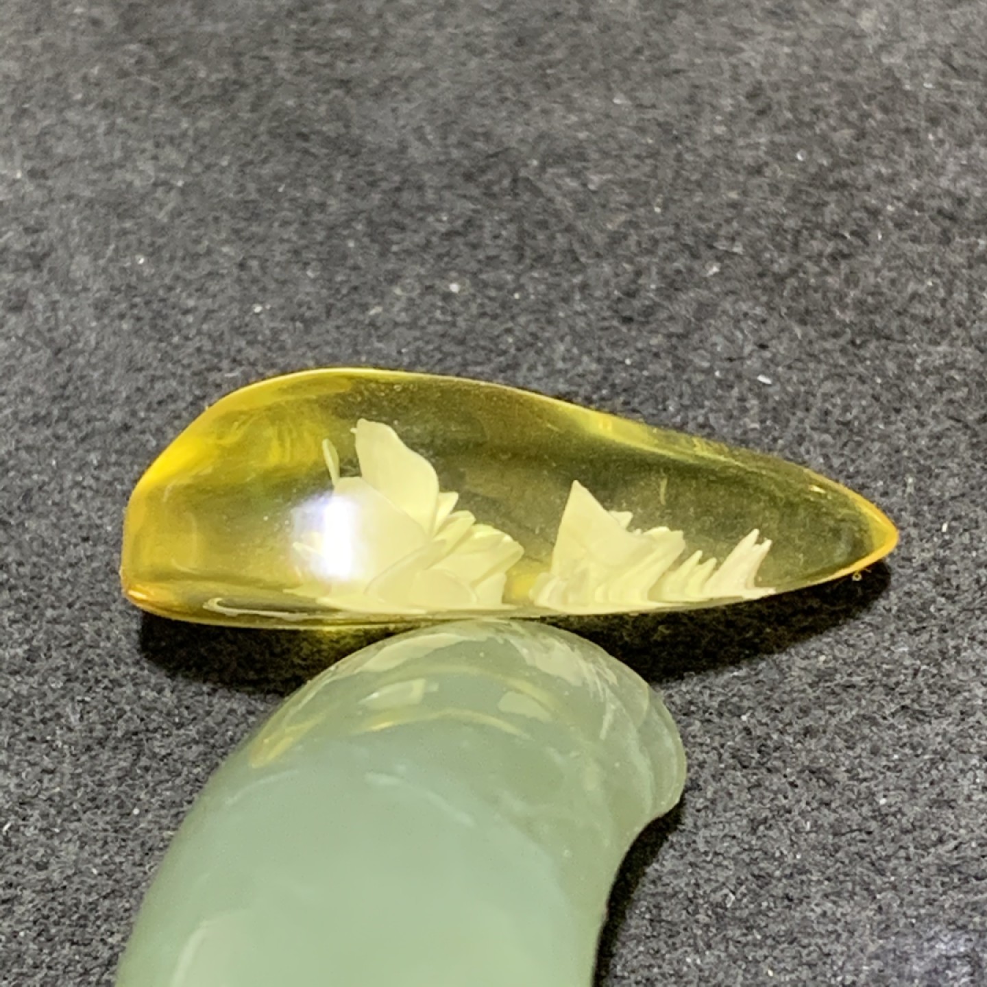 精美俄料鸡油黄金珀阴雕花吊坠一个，