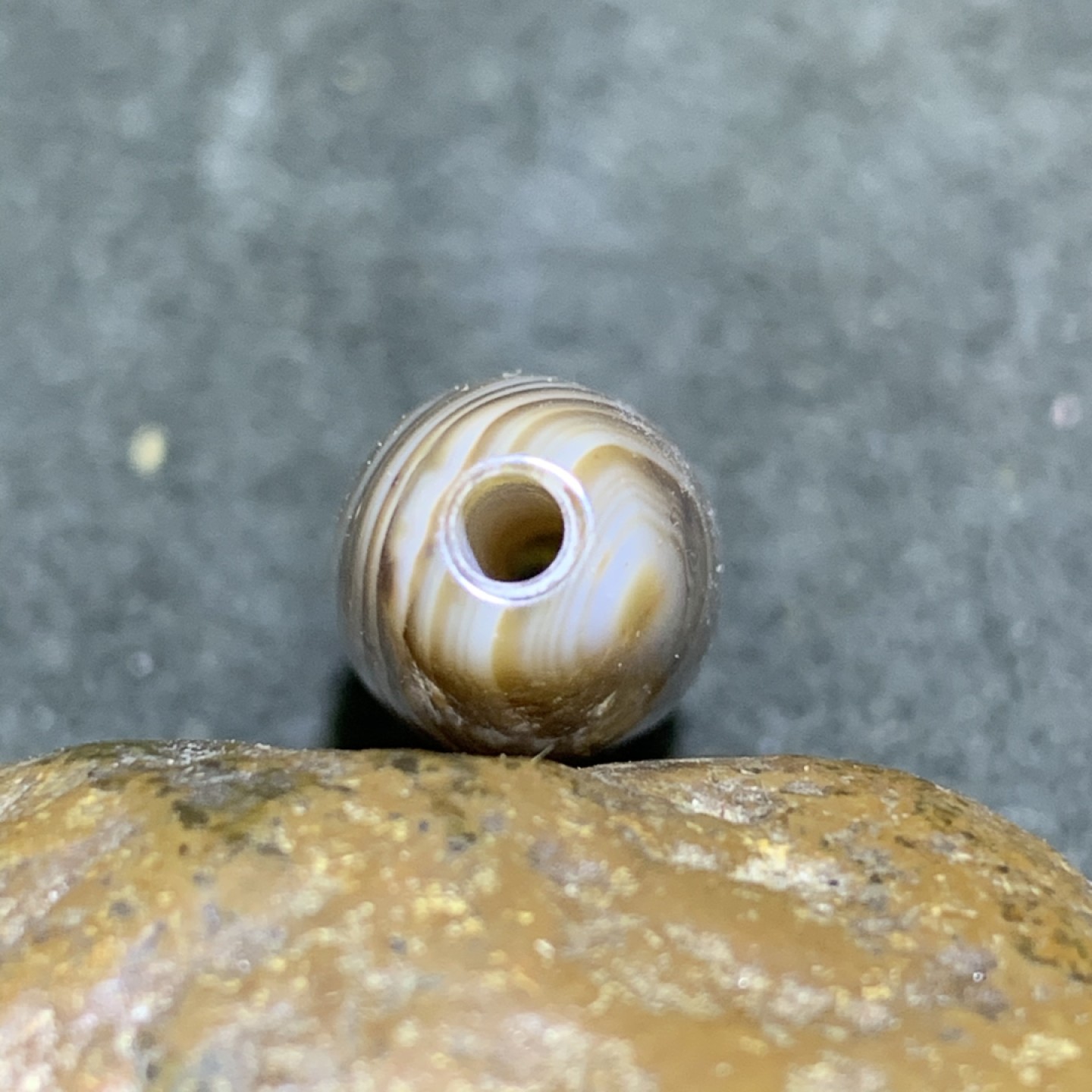 精美千层纹缠丝玛瑙桶珠一个