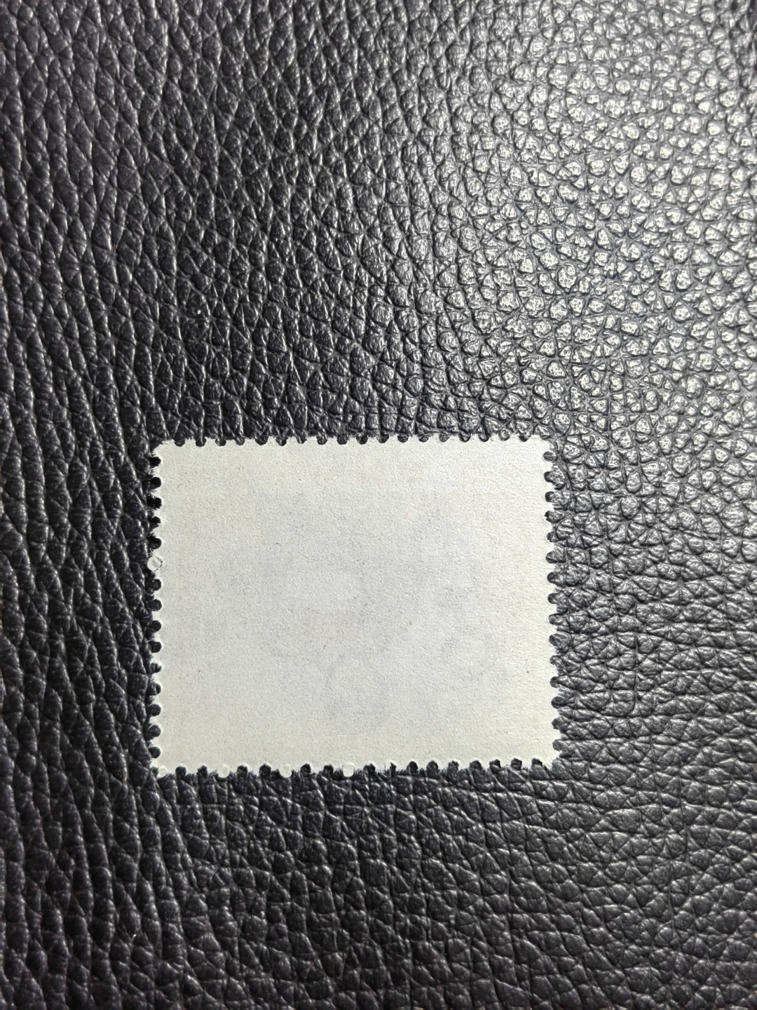洪涛臻品批发群  精选邮票限时拍卖第一百二十二期 ★组外品★普无号 11.5°细齿 工人裸票一枚，普通票下边16个齿，细齿组外品19个齿，存世量少，全品可评级，喜欢不要错过
