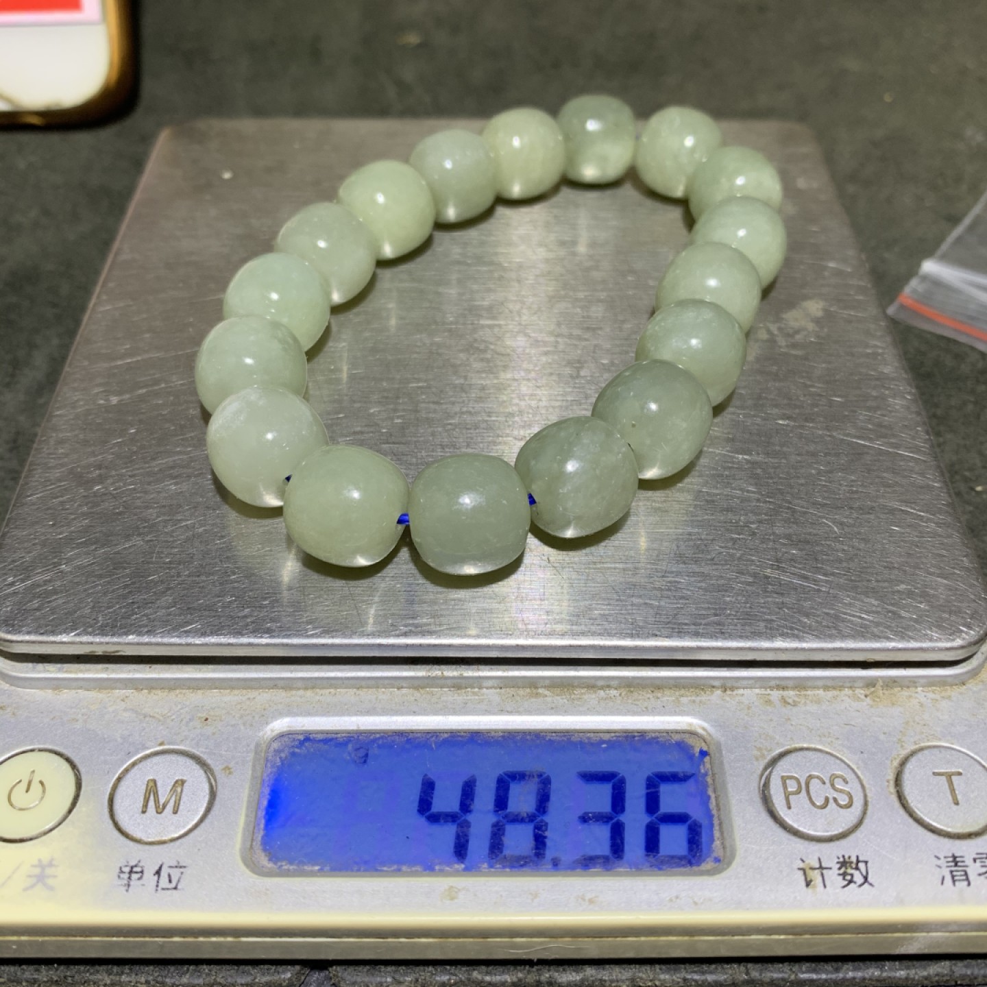 天然新疆且末料和田玉老型桶珠手串一条，