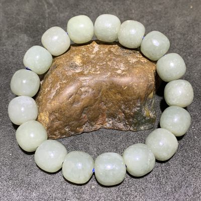 天然新疆且末料和田玉老型桶珠手串一条， - 天然新疆且末料和田玉老型桶珠手串一条，