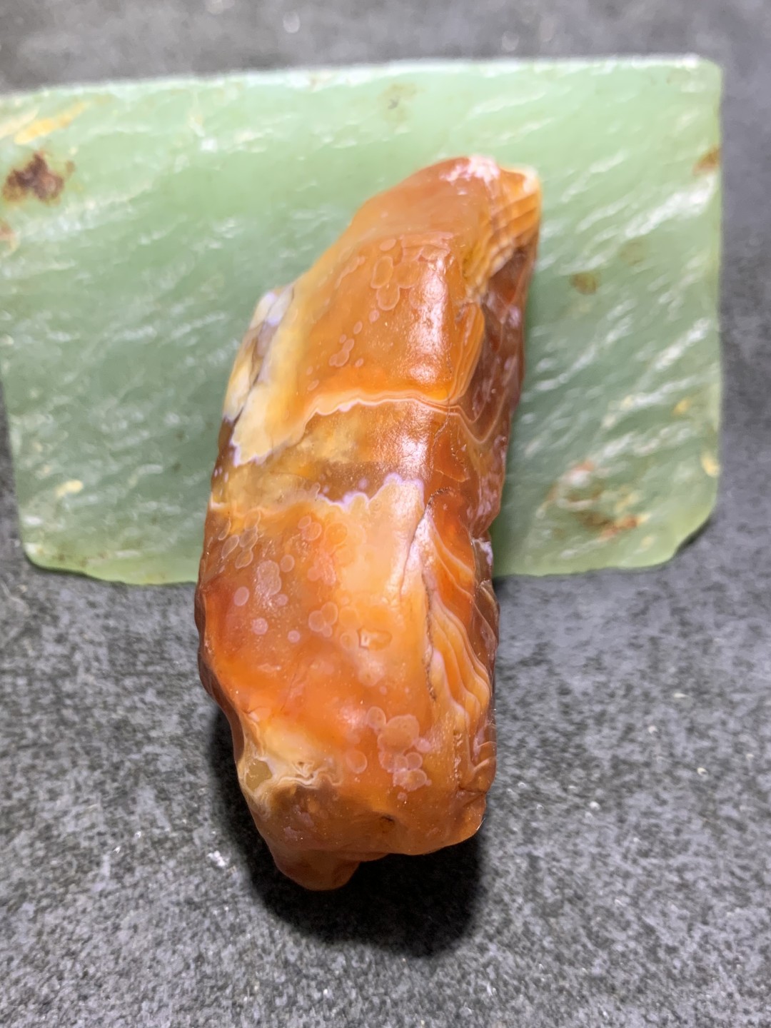 仅此一颗，精美千层纹阿拉善红白双色玛瑙原石一颗，