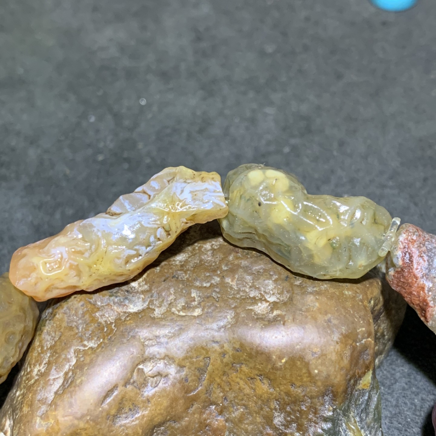 精美阿拉善管状筋脉石原石手串一条，
