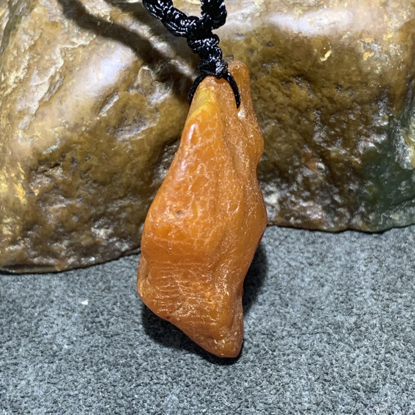 精品蜜蜡随形原石吊坠一块