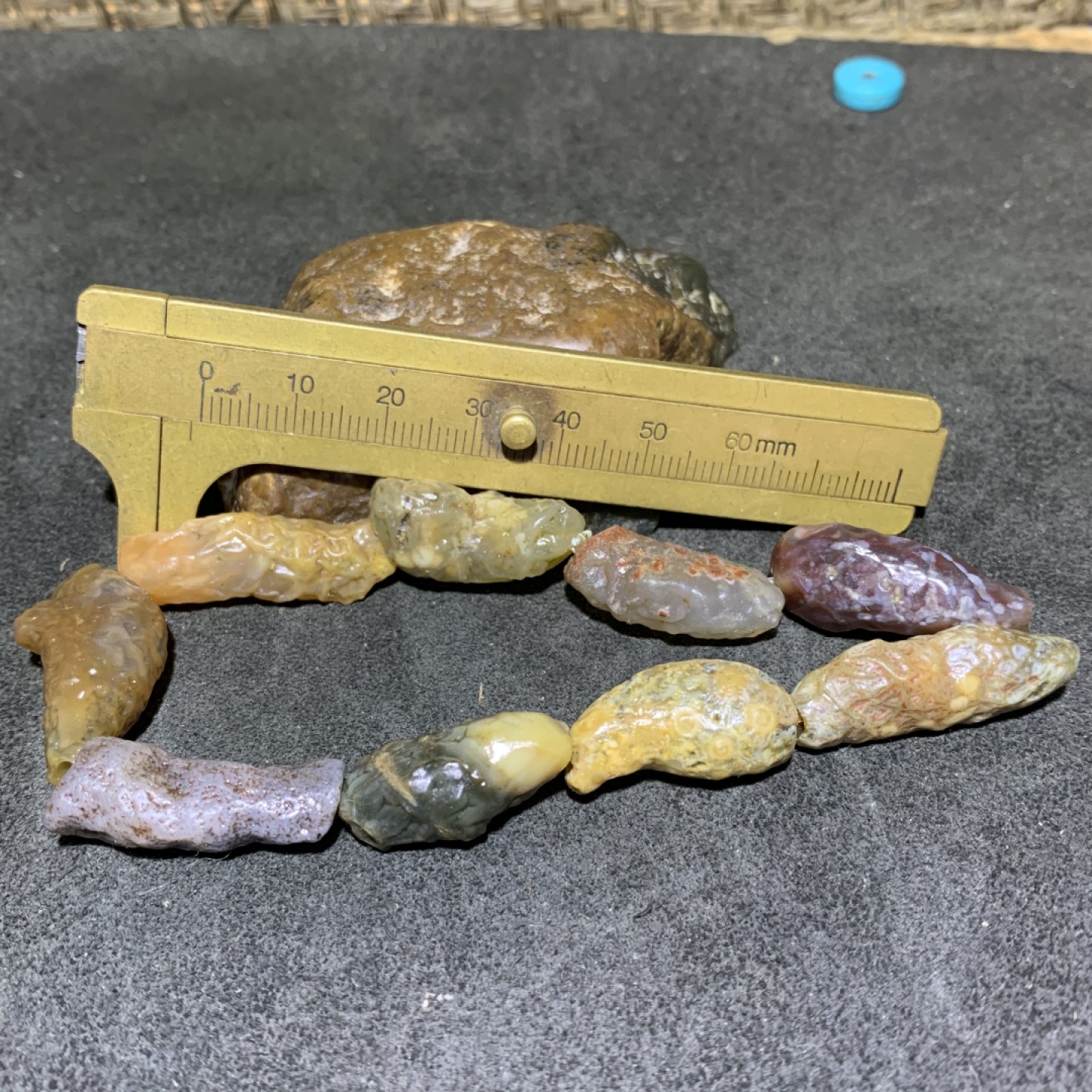 精美阿拉善管状筋脉石原石手串一条，