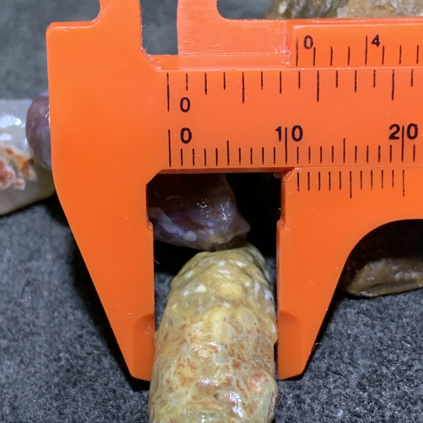精美阿拉善管状筋脉石原石手串一条，