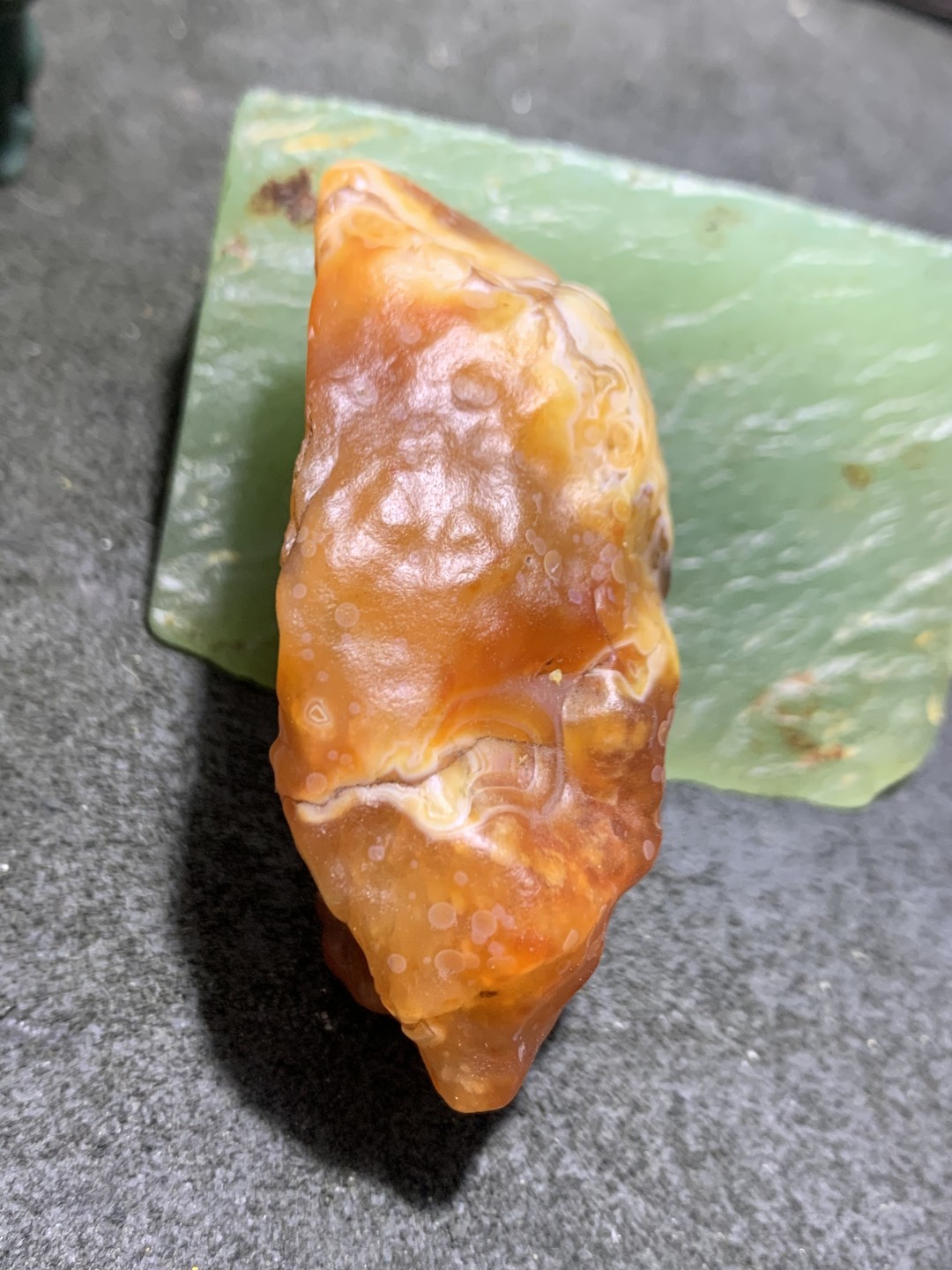 仅此一颗，精美千层纹阿拉善红白双色玛瑙原石一颗，