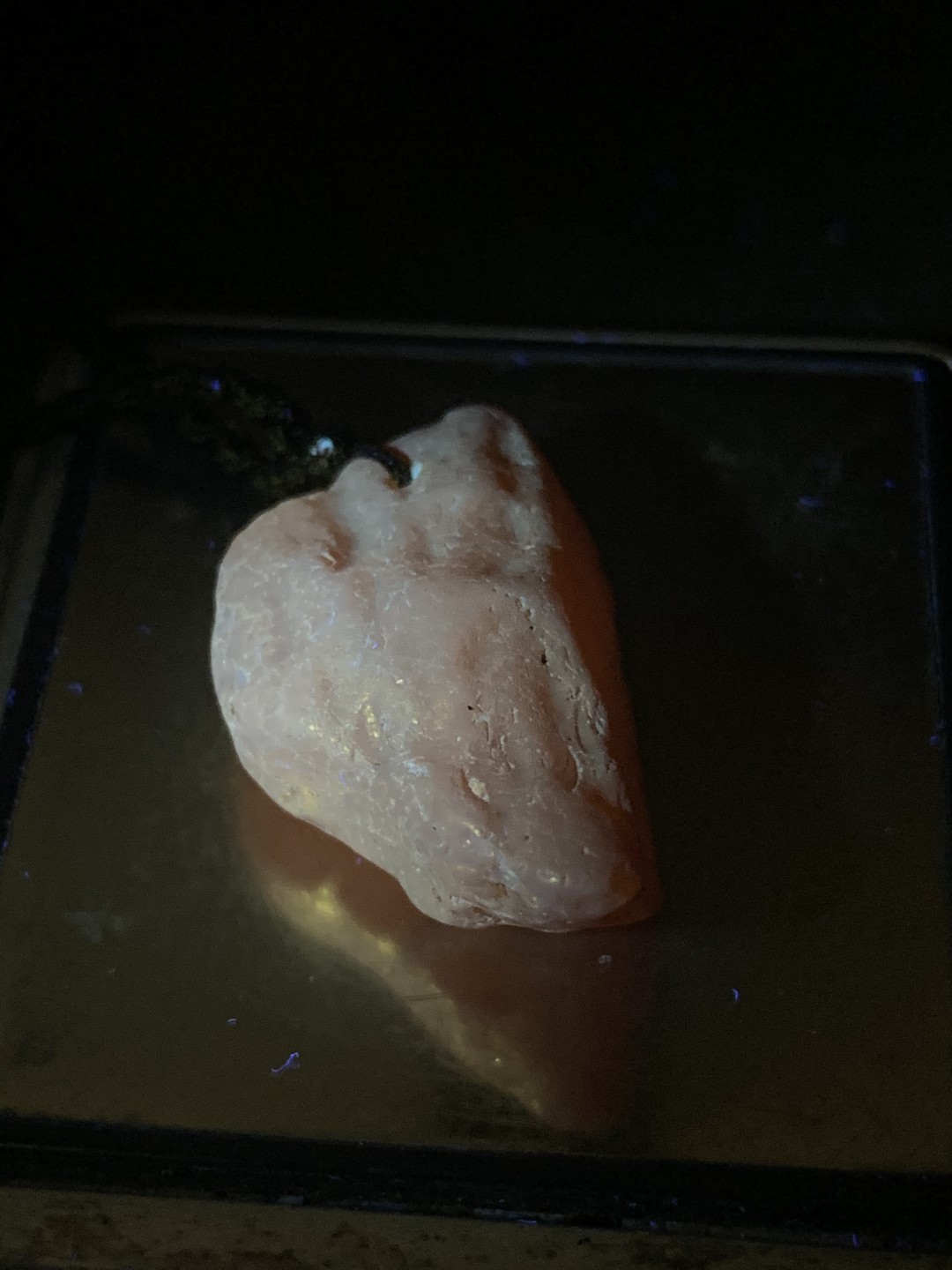 精品蜜蜡随形原石吊坠一块