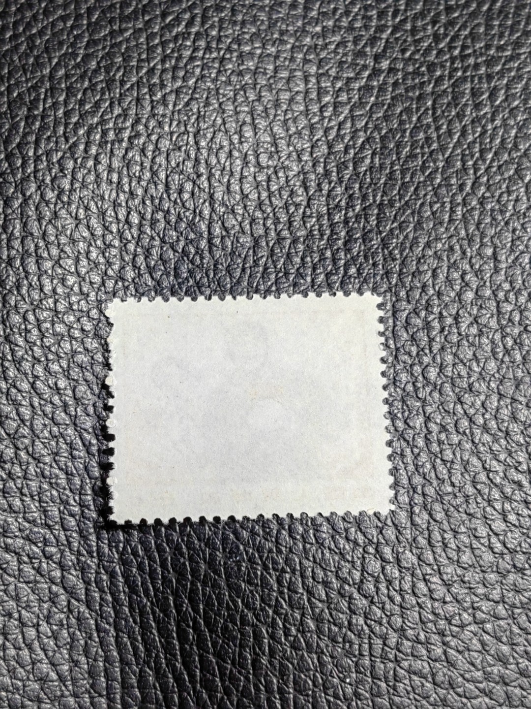 洪涛臻品批发群  精选邮票限时拍卖第一百二十三期 ★组外品★普无号 11.5°细齿 工人裸票一枚，普通票下边16个齿，细齿组外品19个齿，存世量少，全品可评级，喜欢不要错过