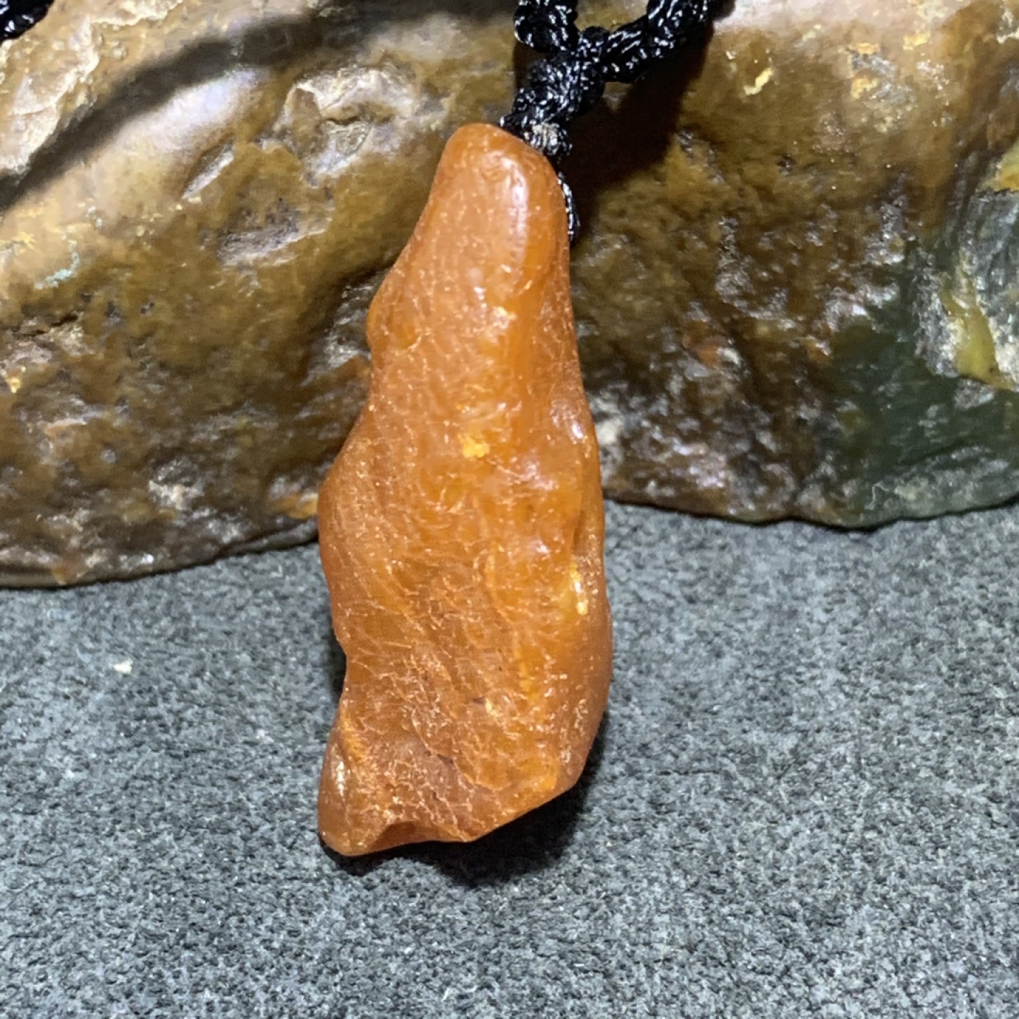 精品蜜蜡随形原石吊坠一块