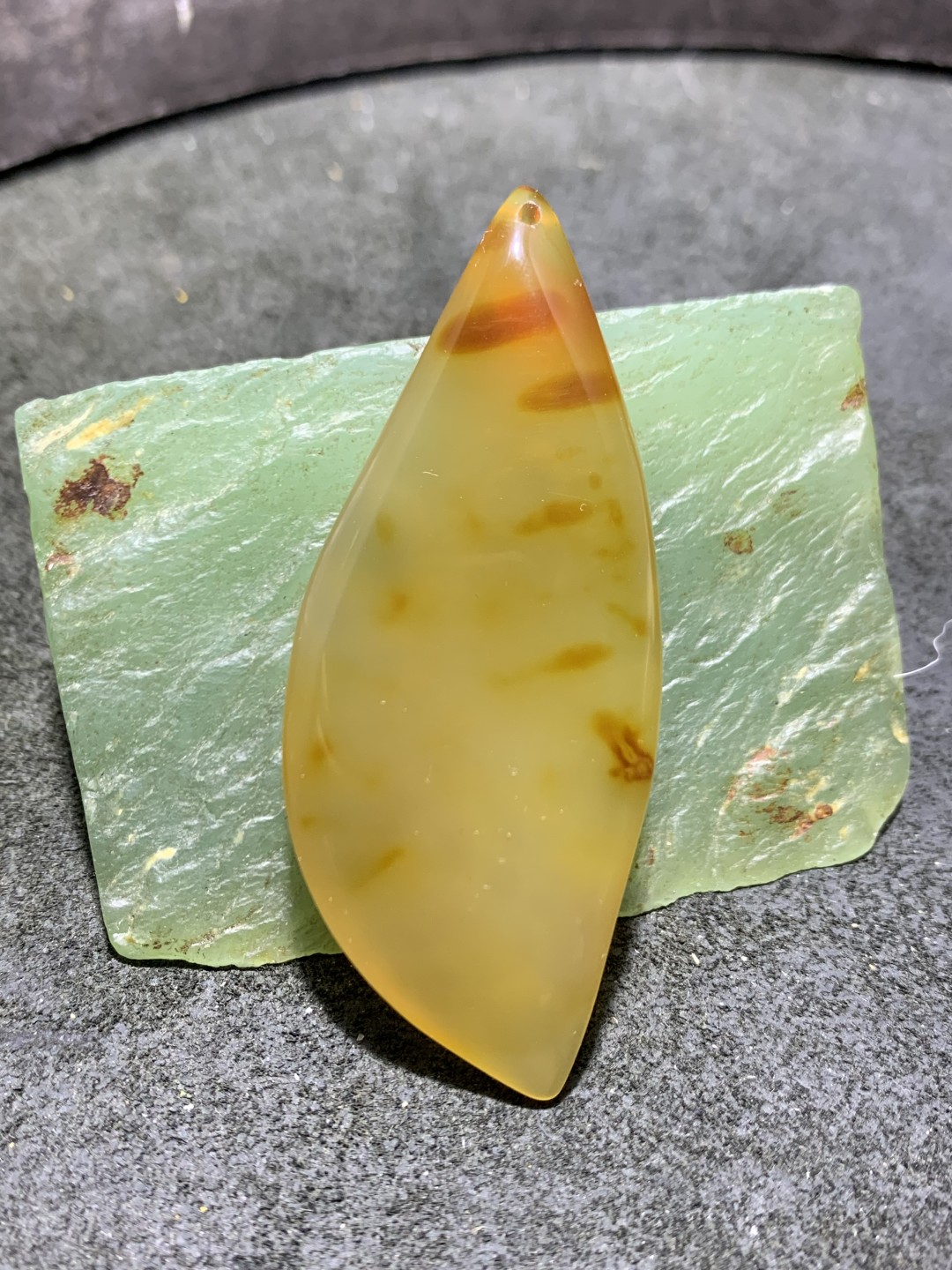 高玉化巴西玛瑙随形吊坠一个，