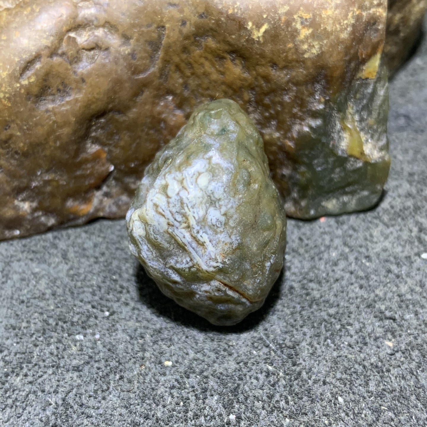 精美戈壁高玉化筋脉石原石一颗，