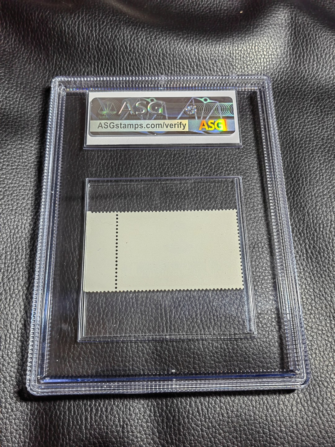 洪涛臻品批发群  精选邮票限时拍卖第一百二十五期 文6红太阳新   ASG85OG ，带色标，三俗稀缺货。大盒带内衬，一手出分，壳子漂亮无划痕。最严格时期出分，票状态好无明显瑕疵，85分超高性价比，喜欢不要错过