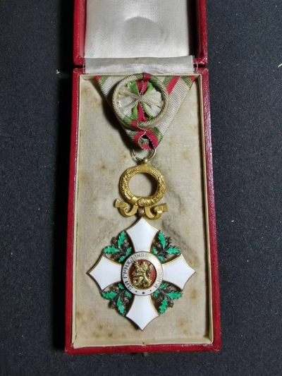 盛世勋华——号角文化勋章专场拍卖第75期  - 保加利亚军官级民事功勋勋章 带原盒 第四版（1946-1947年版本 特点是狮子没有皇冠.章体上方改为花圈）特别少见  备注：摄政时期和共和时期勋章都是保加利亚本土索菲亚生产