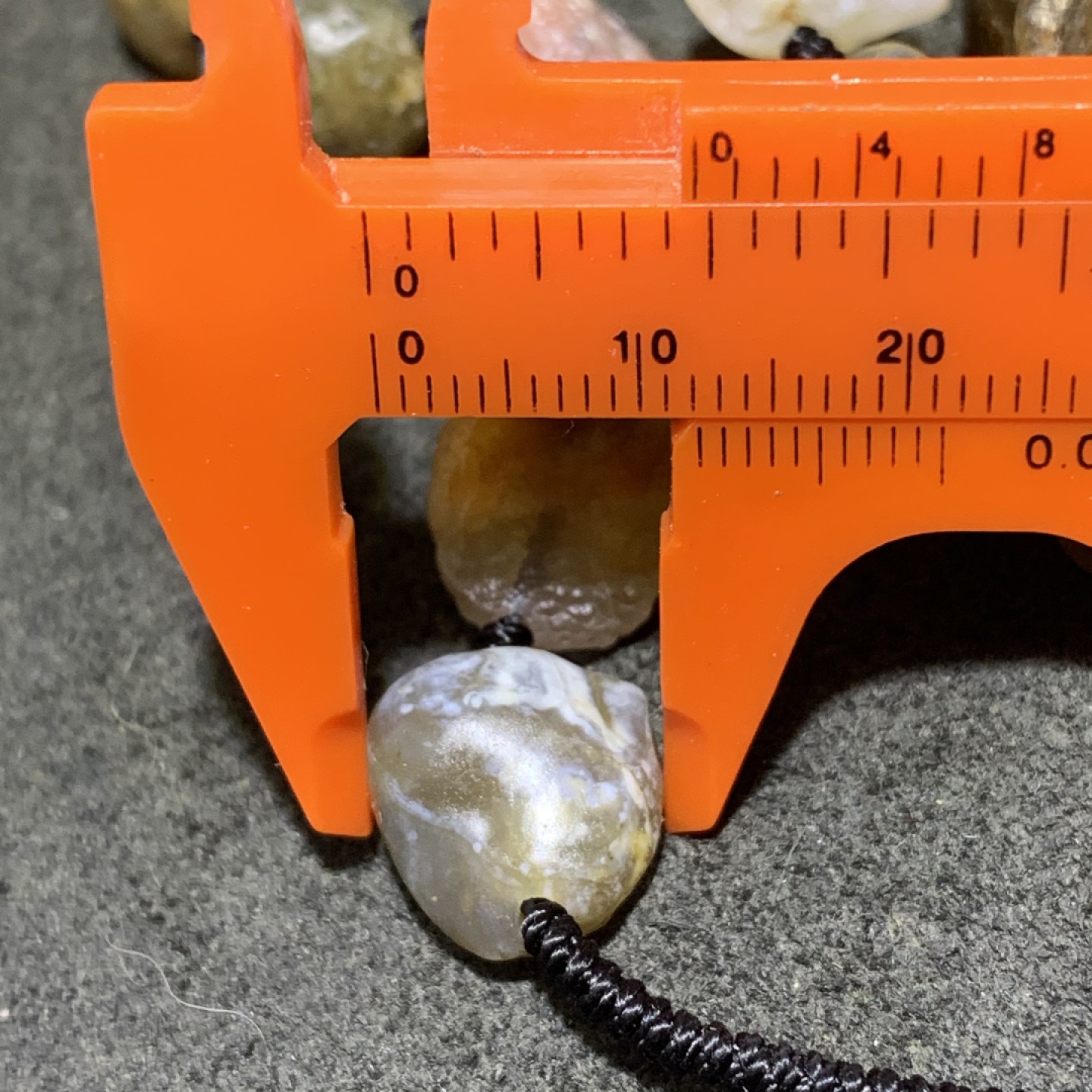 精美戈壁老料筋脉石项链一条，