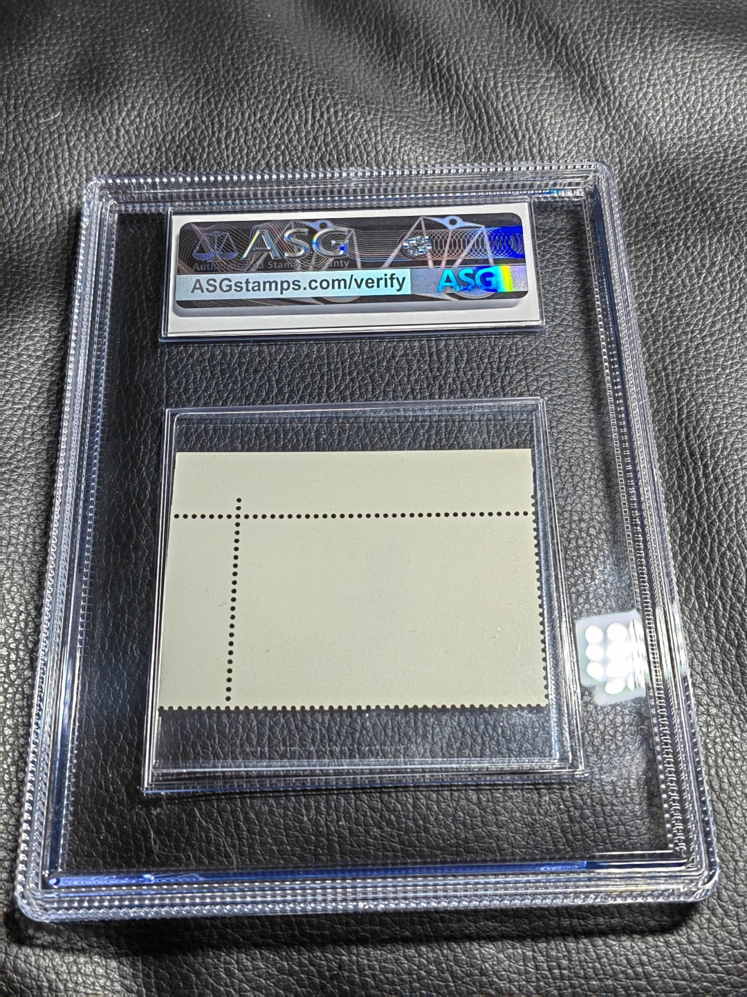 洪涛臻品批发群  精选邮票限时拍卖第一百二十六期 文6红太阳 ASG85OG 右上直角边。大盒带内衬，一手出分，壳子漂亮无划痕。最严格时期出分，票状态好无明显瑕疵。85分超高性价比，很好的摆件，喜欢不要错过
