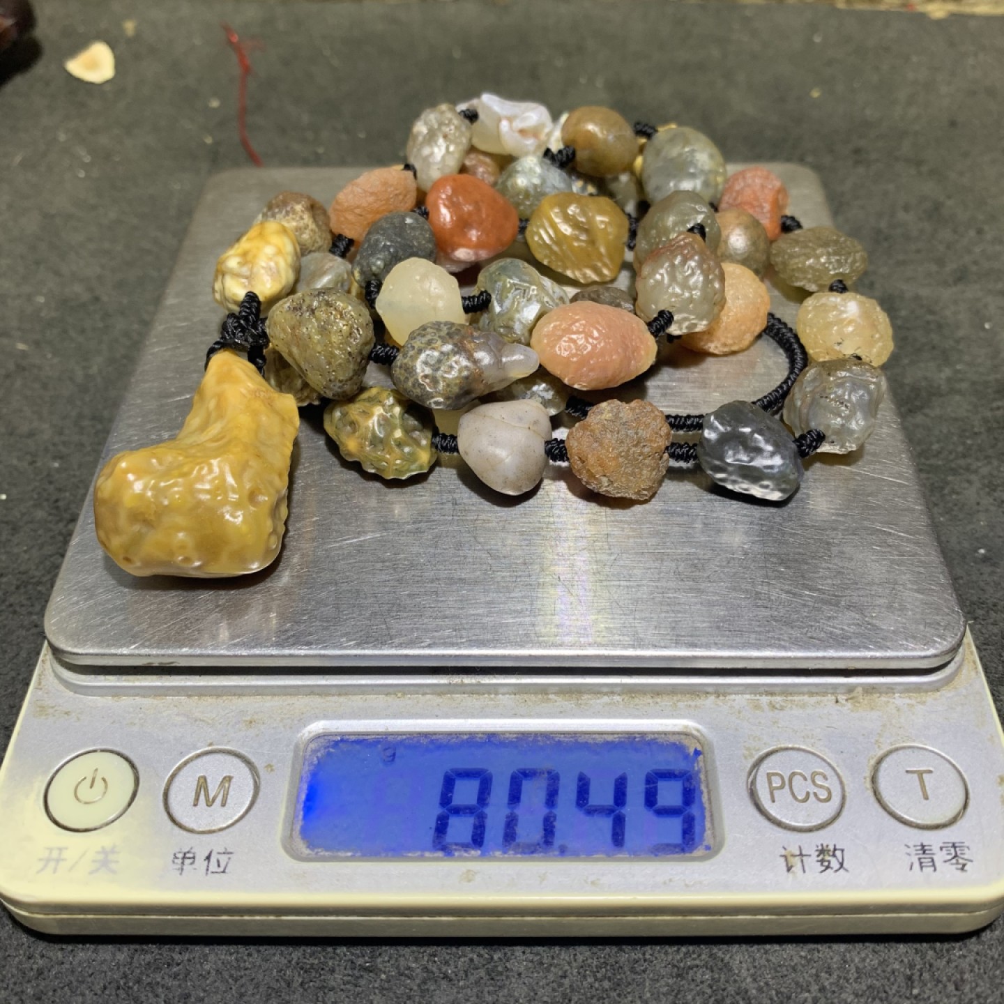 精美戈壁老料筋脉石项链一条，