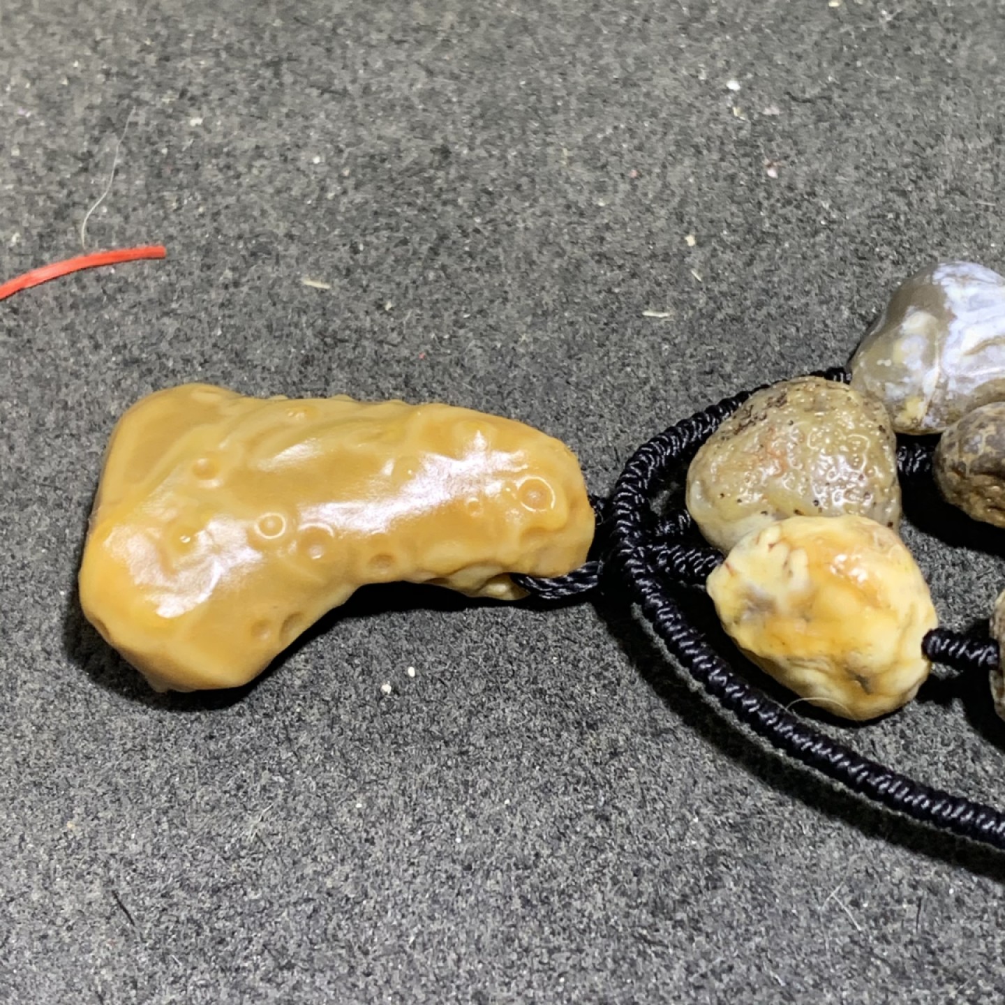 精美戈壁老料筋脉石项链一条，