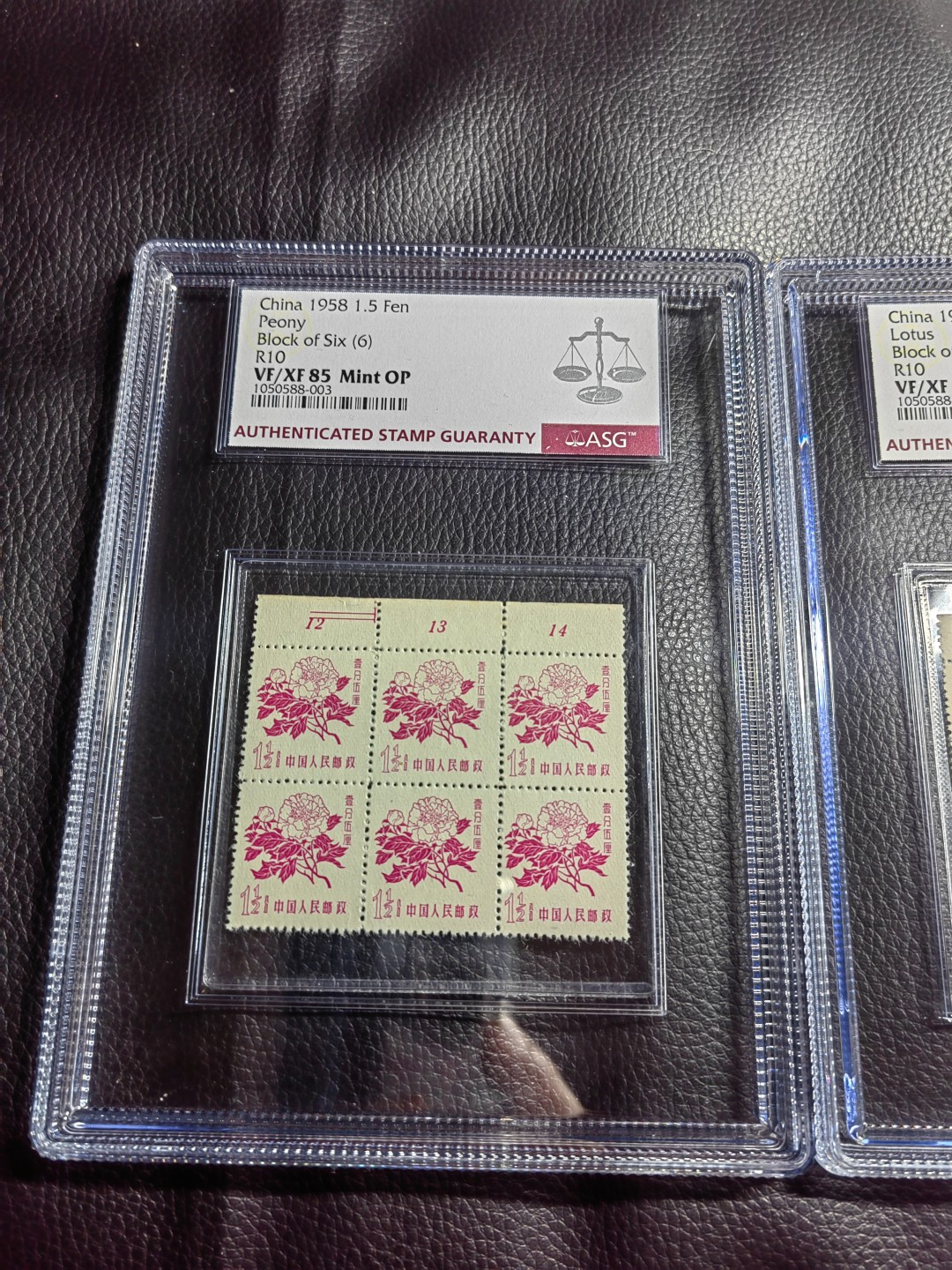洪涛臻品批发群  精选邮票限时拍卖第一百二十六期 普10花卉6方连  整版撕的，同一个位置的票，上边均带数字  12   13    14 非常难得，6方连评级，能全部给到85分及以上就已经很给力了，两张85OP，一张90OP。大盒带内衬，非常漂亮的一组，在所有评级的普10邮票里属于非常养眼的一种存在。喜欢不要错过