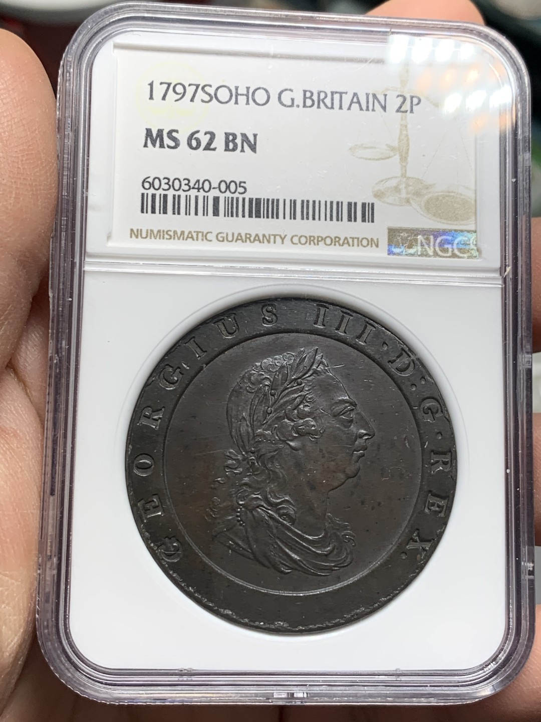 《竞宝斋》第128场-周日，周一 ，2场连拍（全场包邮） NGC-MS62英国1797年乔治三世大车轮两便士铜币，近230年历史币面早已形成厚厚的入骨包浆，略微带铜紫色，人物细节打制清晰，底板干净，不可多得的一枚