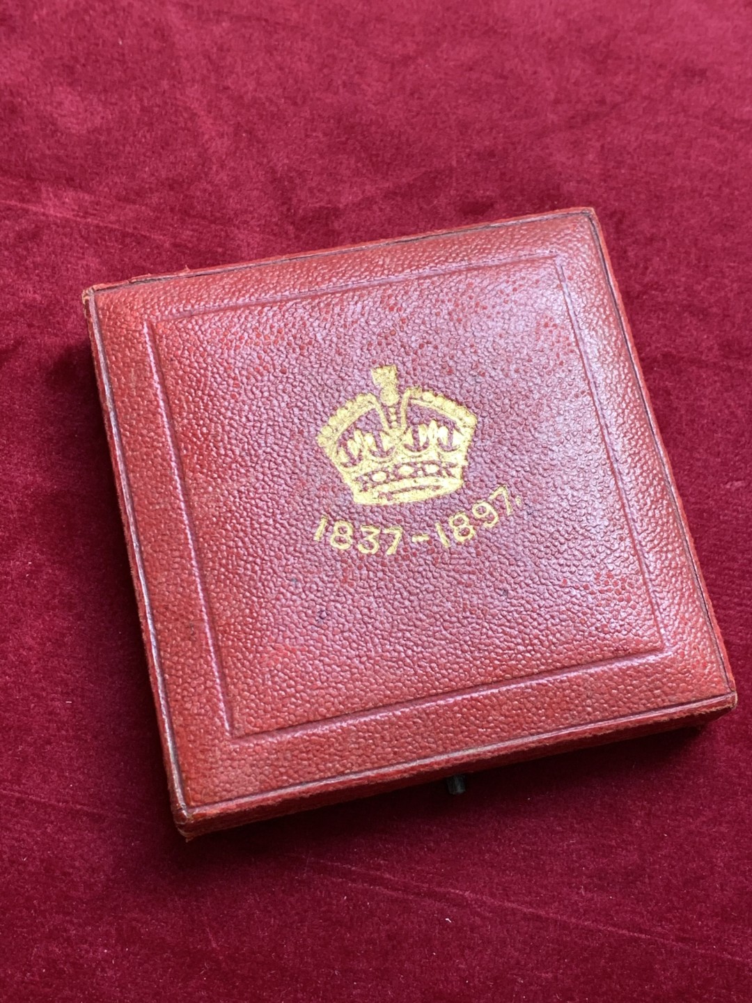 《竞宝斋》第128场-周日，周一 ，2场连拍（全场包邮） 1897年英国维多利亚 登基60周年纪年 钻石禧年大铜章，好品带原盒，热门品种55.7mm 71.8克 脸上的一抹腮红 更添韵味