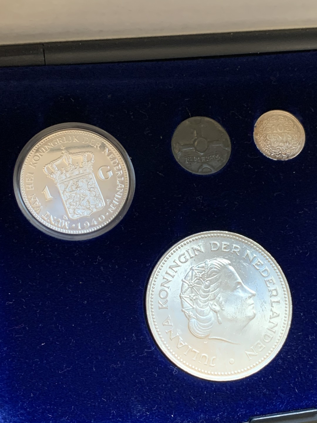 《竞宝斋》第128场-周日，周一 ，2场连拍（全场包邮） 荷兰银行银币章礼盒 高档丝绒礼盒套币含1970年10盾银币两枚银章 10分银币 1分锌币 共含纯银接近50g 状态都不错