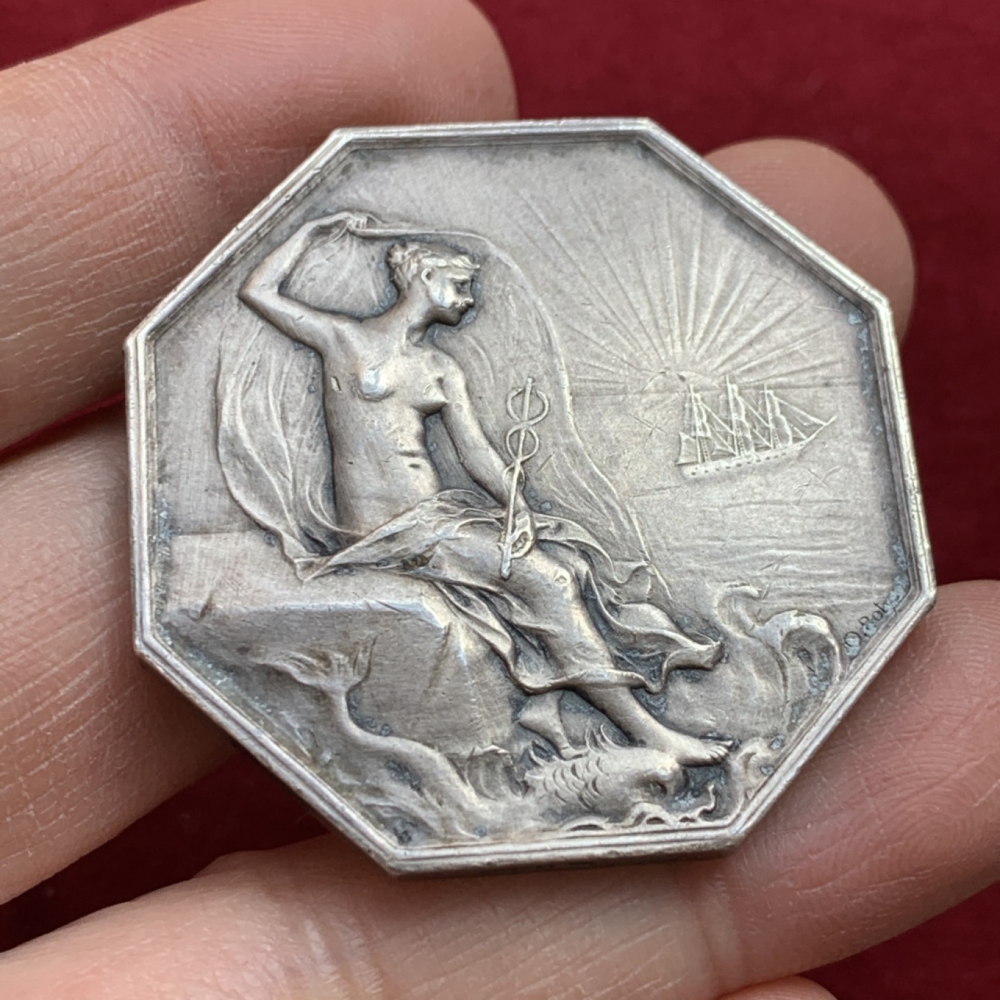 《竞宝斋》第128场-周日，周一 ，2场连拍（全场包邮） 1879年 法国圣纳泽尔商会八角大银章，对边42mm大尺寸 38.7克，罗蒂出品名章，港口边的披纱女神，细节丰富，八角进阶精品