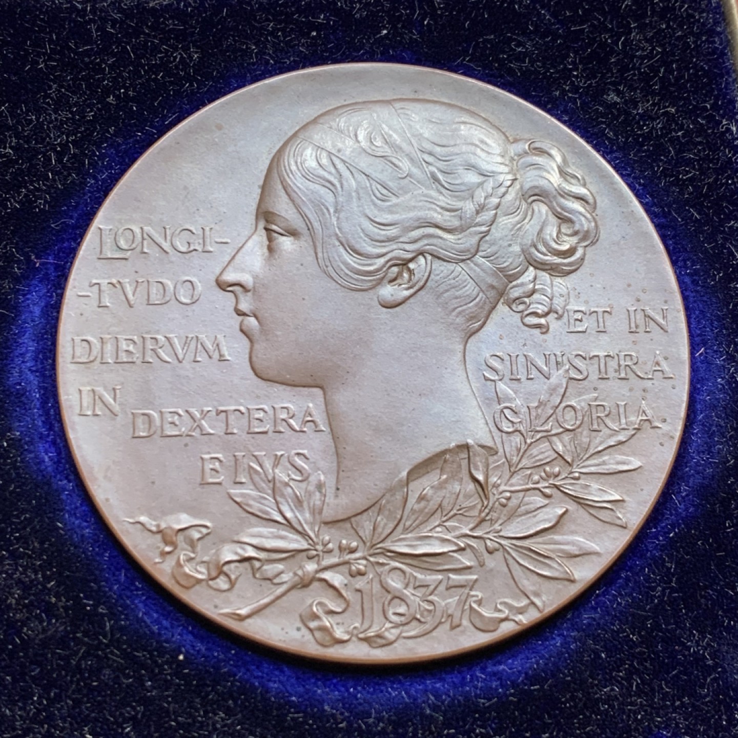 《竞宝斋》第128场-周日，周一 ，2场连拍（全场包邮） 1897年英国维多利亚 登基60周年纪年 钻石禧年大铜章，好品带原盒，热门品种55.7mm 71.8克 脸上的一抹腮红 更添韵味