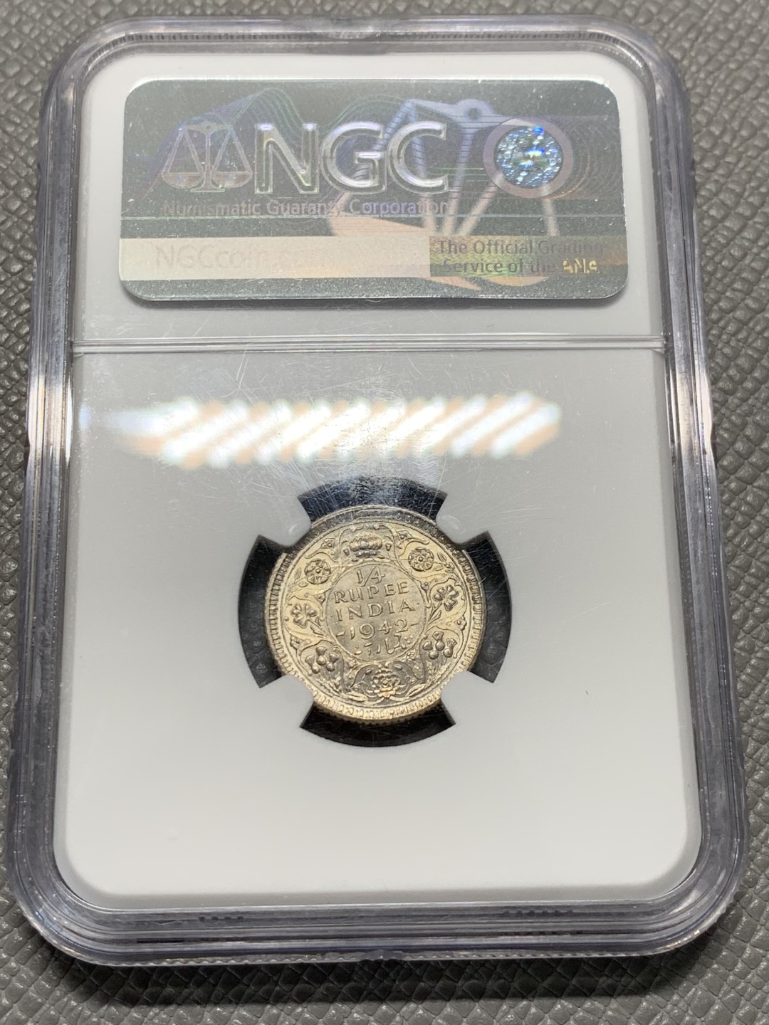 《竞宝斋》第128场-周日，周一 ，2场连拍（全场包邮） NGC-MS63 英属印度 1942 乔治六世1/4卢比银币，转光流畅，花枝细节精美。小卢比高分不多见 盒子背面顶部有自裂无缺失