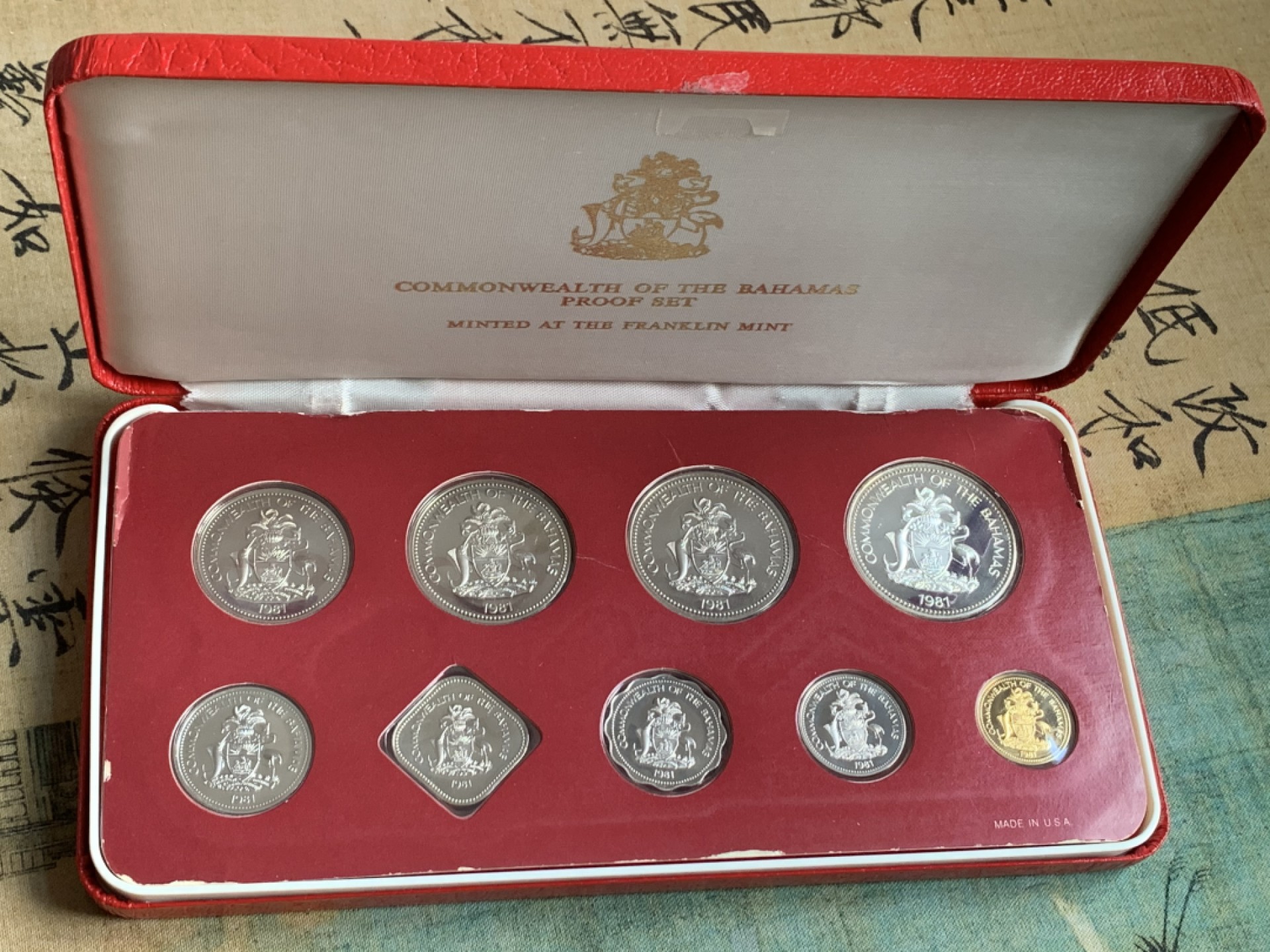 《竞宝斋》第128场-周日，周一 ，2场连拍（全场包邮） 巴哈马 1981年精制原盒套装9枚 美国铸 最大一枚为银币