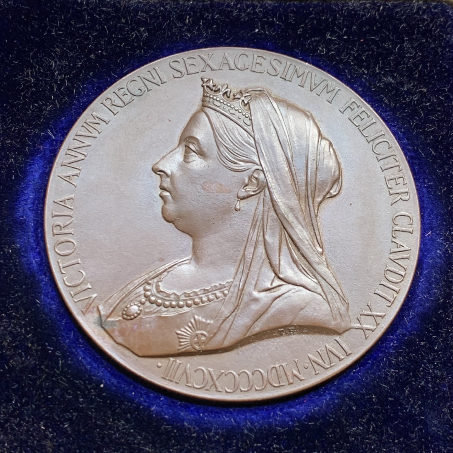 《竞宝斋》第128场-周日，周一 ，2场连拍（全场包邮） 1897年英国维多利亚 登基60周年纪年 钻石禧年大铜章，好品带原盒，热门品种55.7mm 71.8克 脸上的一抹腮红 更添韵味