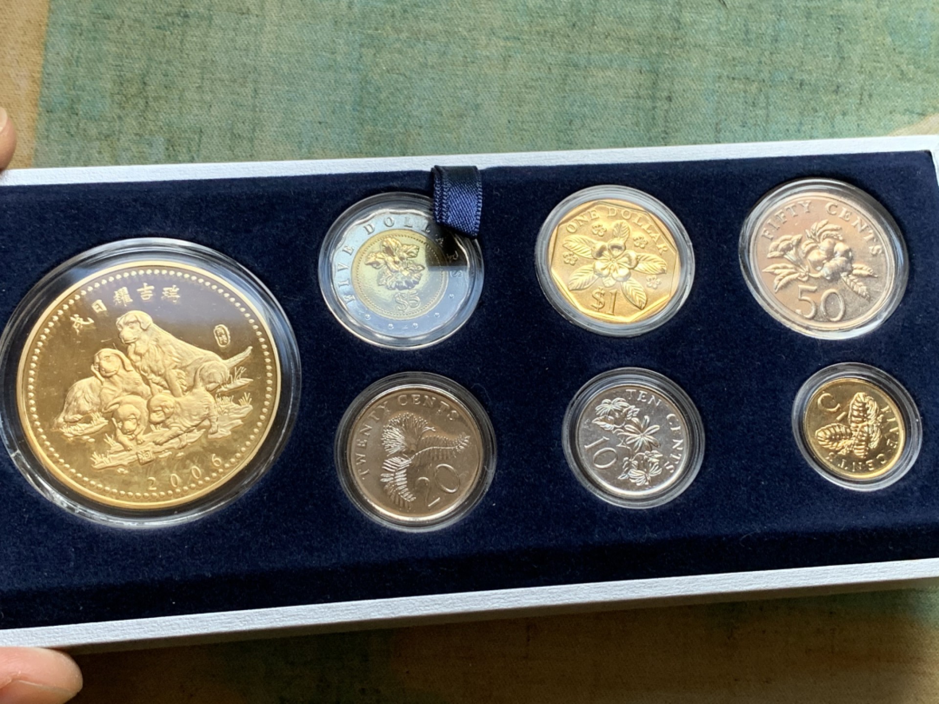 《竞宝斋》第128场-周日，周一 ，2场连拍（全场包邮） 新加坡2006年套币展示盒装含狗年生肖大铜章