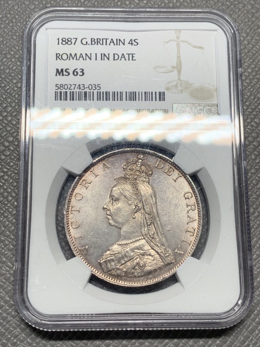 《竞宝斋》第128场-周日，周一 ，2场连拍（全场包邮） NGC-MS63 英国1887年高冠双佛洛林银币，比较少的罗马数字版本，双面呈镜面效果，包浆颜色也是很好看的淡粉彩，上手非常的好看，值得收藏