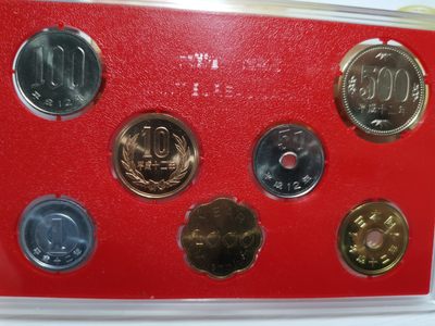 捡漏零元起+1 小岛日本纪念币专场 第二拍  日本纪念币 2000 年1-500円带龙年纪念章 7 枚日本套币