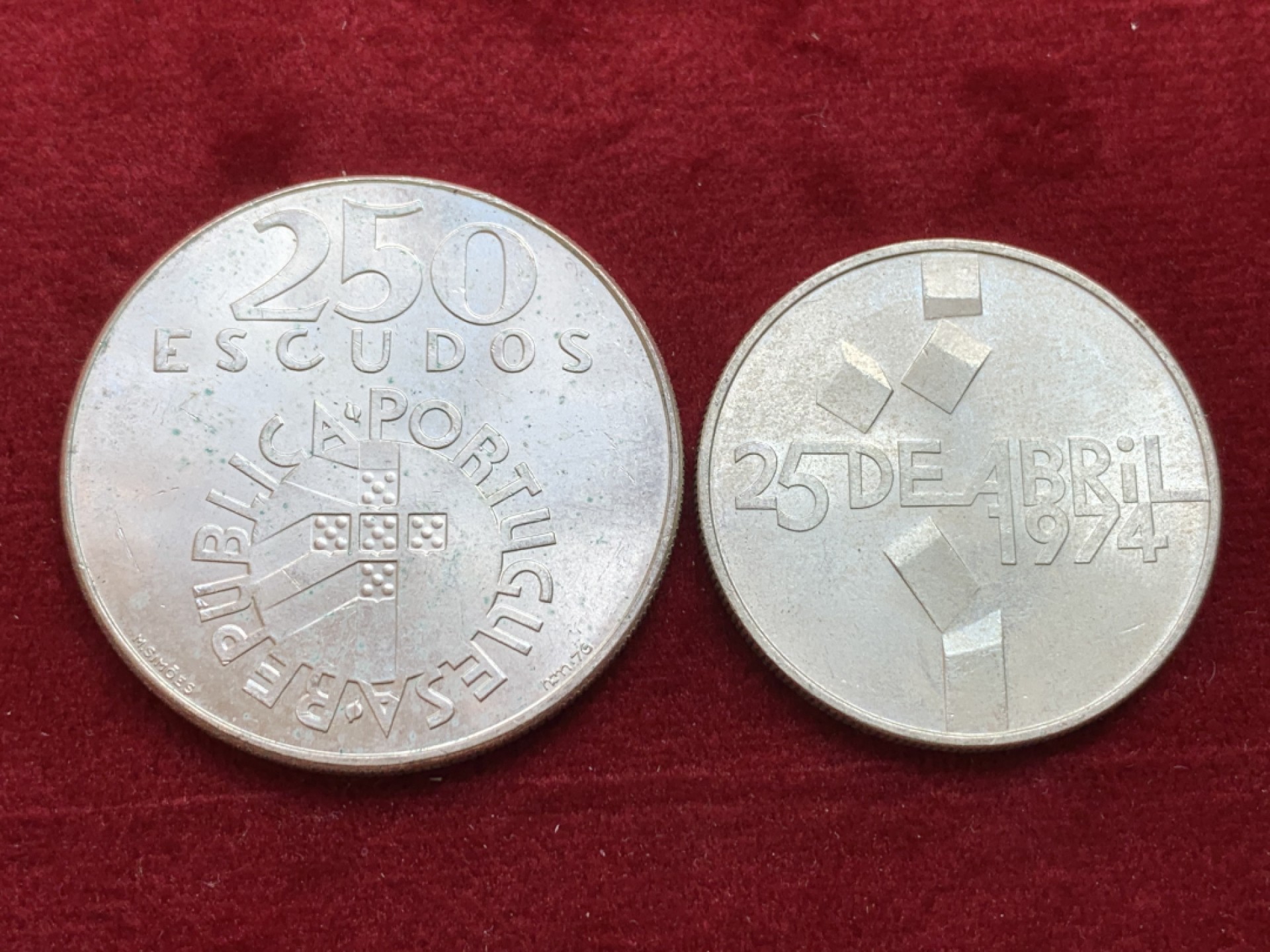《竞宝斋》第128场-周日，周一 ，2场连拍（全场包邮） 葡萄牙1974年 康乃馨革命纪念100/250埃斯库多银币一对 总重40克