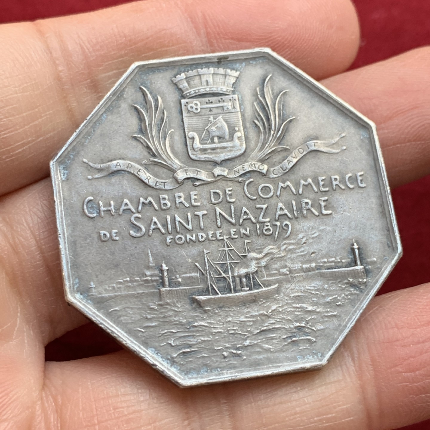 《竞宝斋》第128场-周日，周一 ，2场连拍（全场包邮） 1879年 法国圣纳泽尔商会八角大银章，对边42mm大尺寸 38.7克，罗蒂出品名章，港口边的披纱女神，细节丰富，八角进阶精品