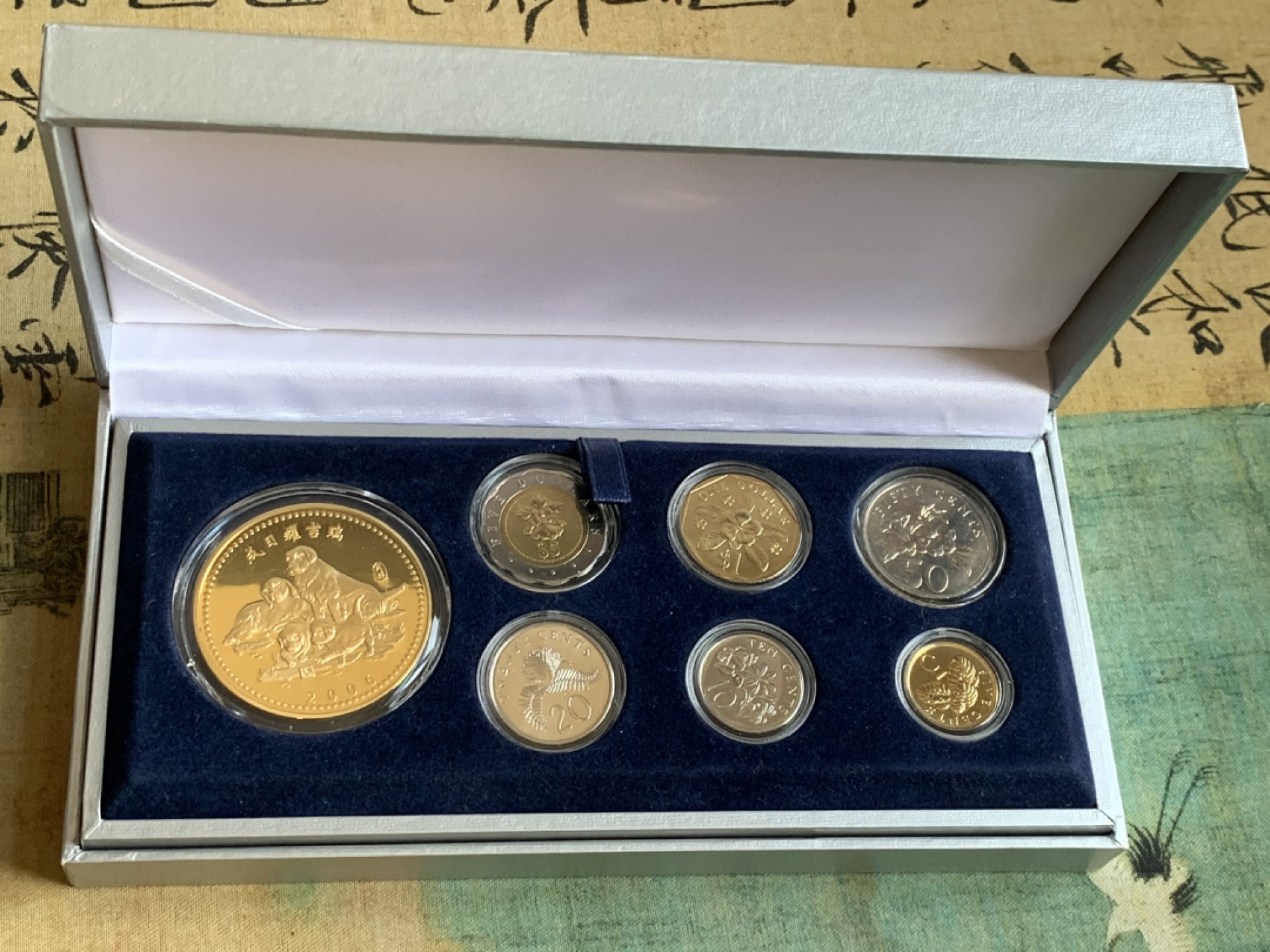 《竞宝斋》第128场-周日，周一 ，2场连拍（全场包邮） 新加坡2006年套币展示盒装含狗年生肖大铜章