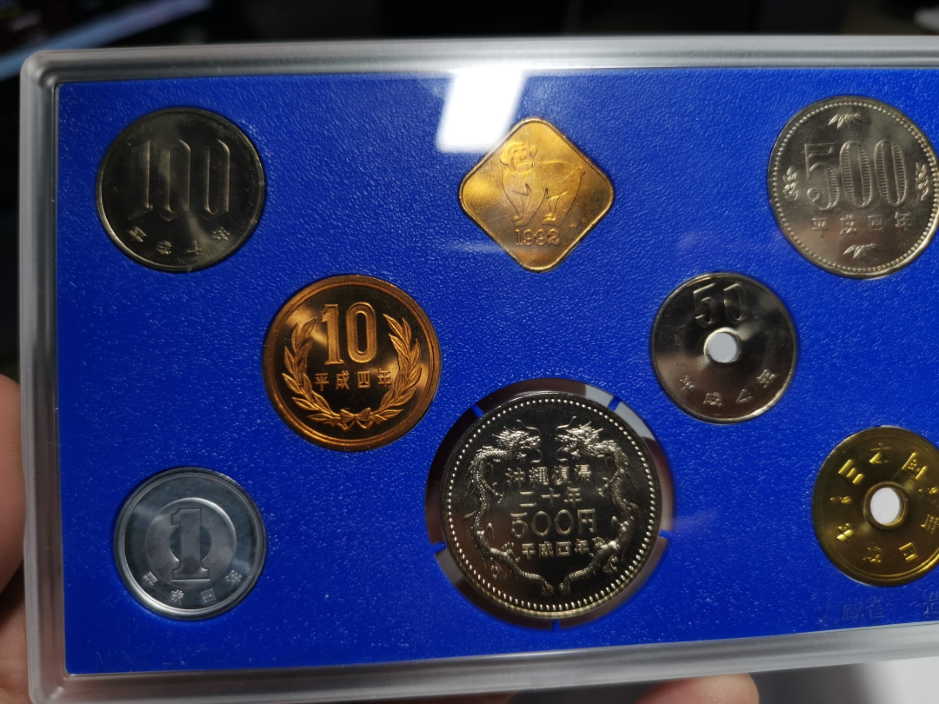 捡漏零元起+1 小岛日本纪念币专场 第二拍  冲绳回归 20 周年 日本纪念币 1992 年1-500円带猴年纪念章 8 枚日本套币
