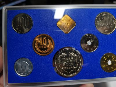 捡漏零元起+1 小岛日本纪念币专场 第二拍  冲绳回归 20 周年 日本纪念币 1992 年1-500円带猴年纪念章 8 枚日本套币