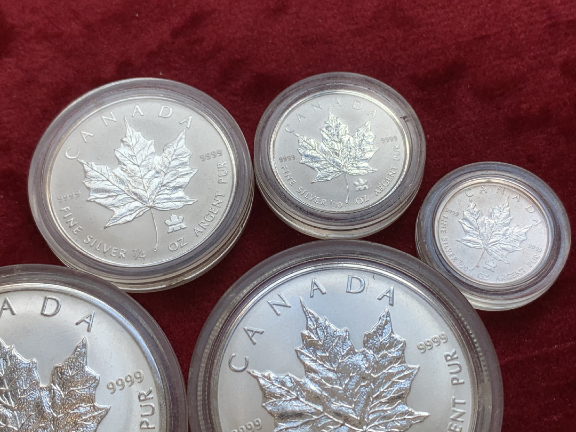 《竞宝斋》第128场-周日，周一 ，2场连拍（全场包邮） 加拿大 2004年 枫叶5枚套 1盎司，1/2盎司，1/4盎司，1/10盎司，1/20盎司 总的1.9盎司59.09克 9999银