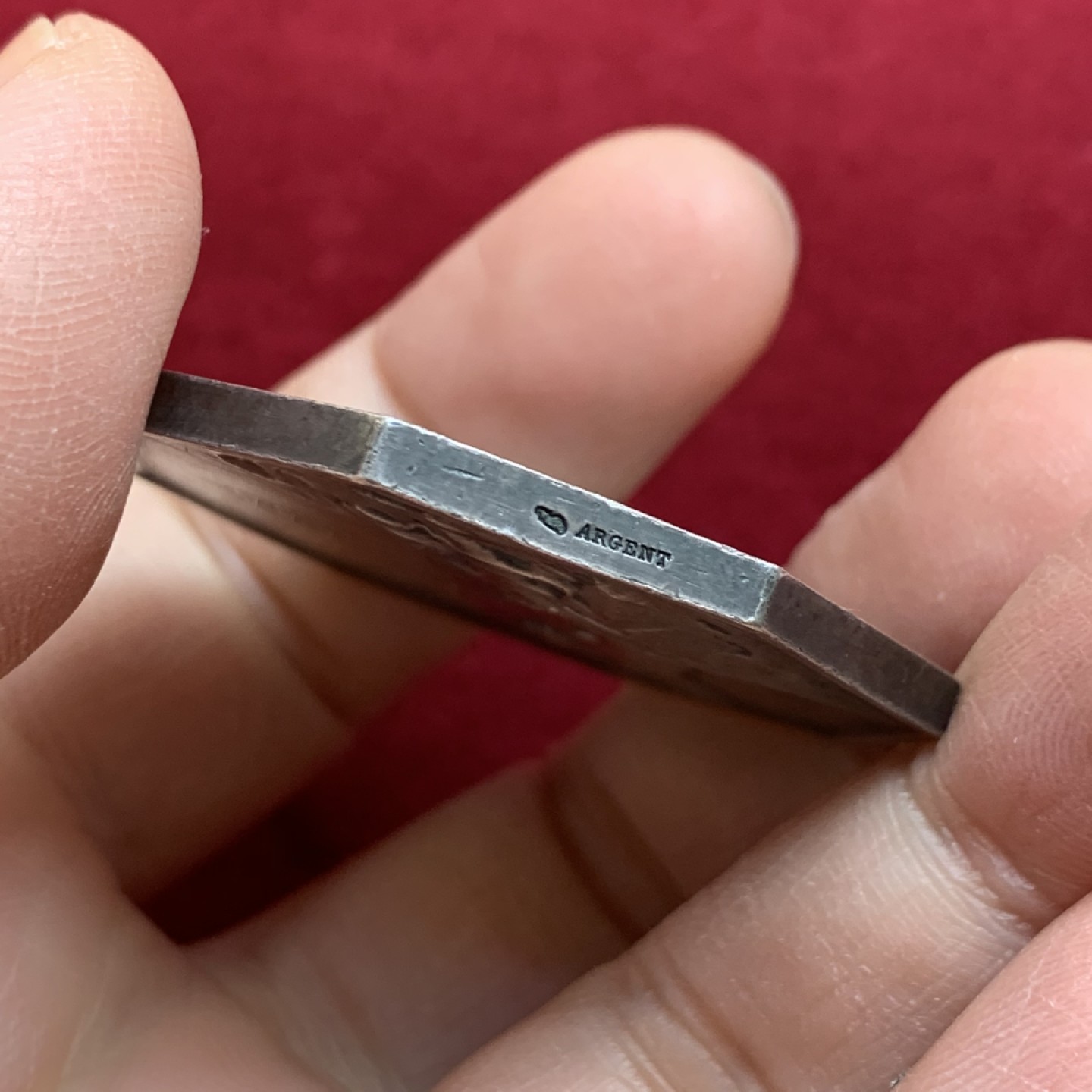 《竞宝斋》第128场-周日，周一 ，2场连拍（全场包邮） 1879年 法国圣纳泽尔商会八角大银章，对边42mm大尺寸 38.7克，罗蒂出品名章，港口边的披纱女神，细节丰富，八角进阶精品