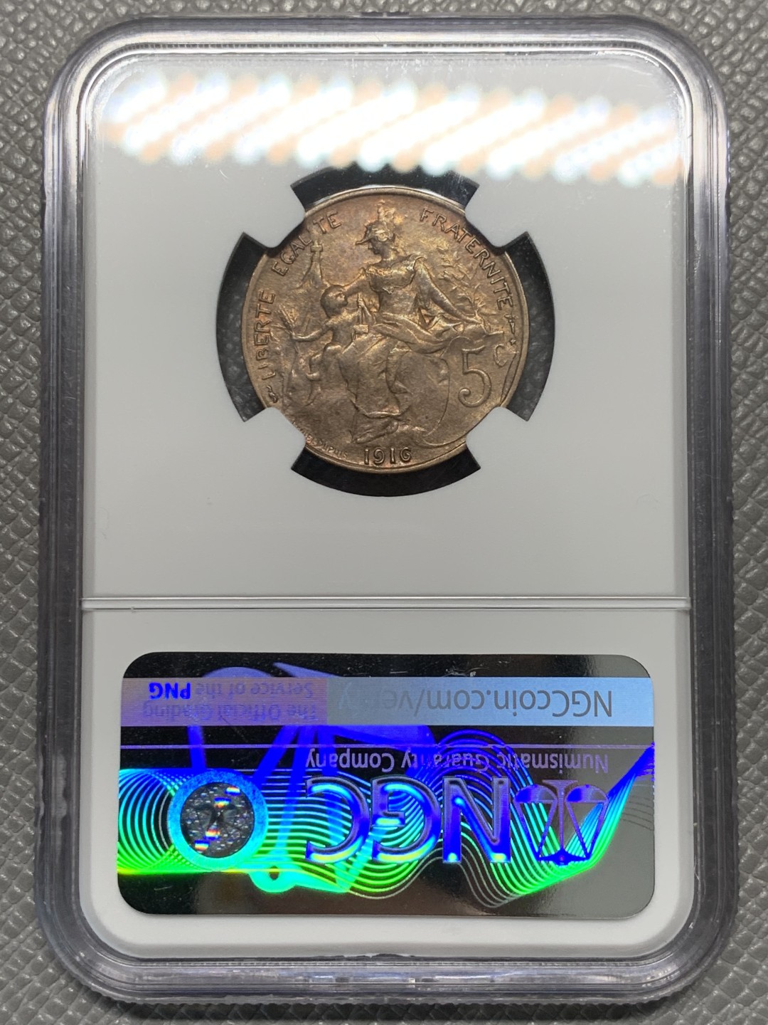 《竞宝斋》第128场-周日，周一 ，2场连拍（全场包邮） 季军分 NGC-AU55BN 1916年 法国玛丽安娜女神5分铜币 铜光泛彩，状态非常好。流通充分的辅币，高分少