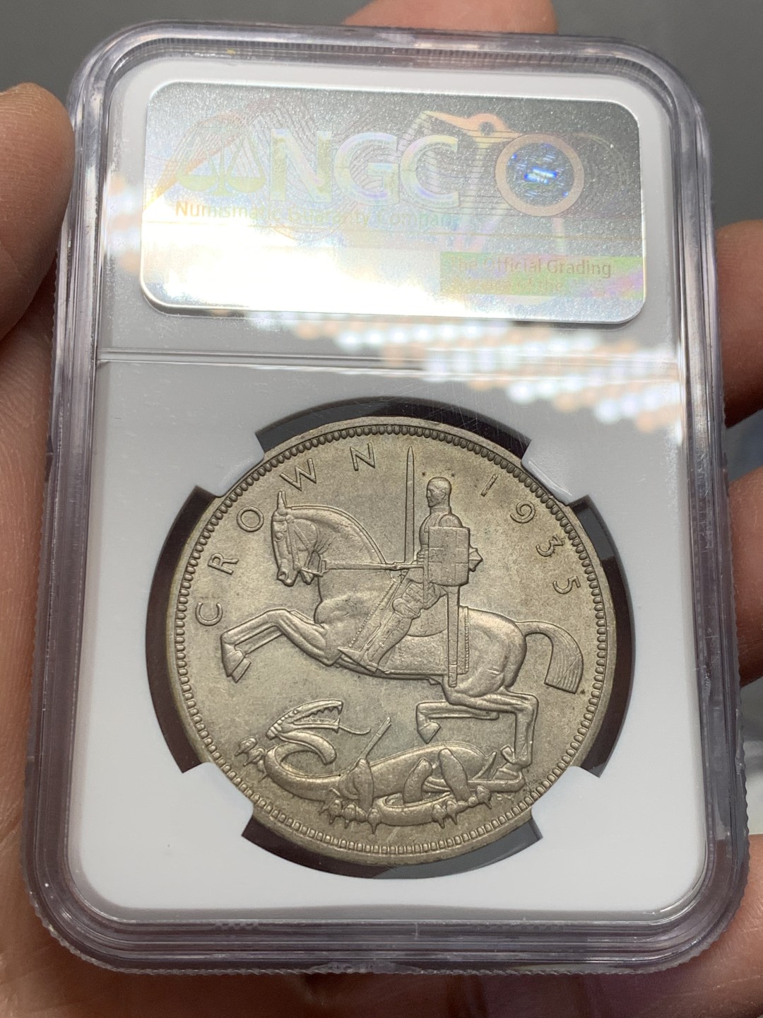 《竞宝斋》第128场-周日，周一 ，2场连拍（全场包邮） NGC-MS64 英国 1935年 1克朗 乔五木马剑银币 原味无洗 英系必备品种