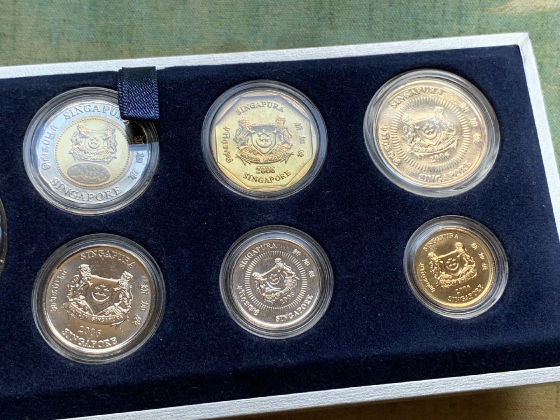 《竞宝斋》第128场-周日，周一 ，2场连拍（全场包邮） 新加坡2006年套币展示盒装含狗年生肖大铜章