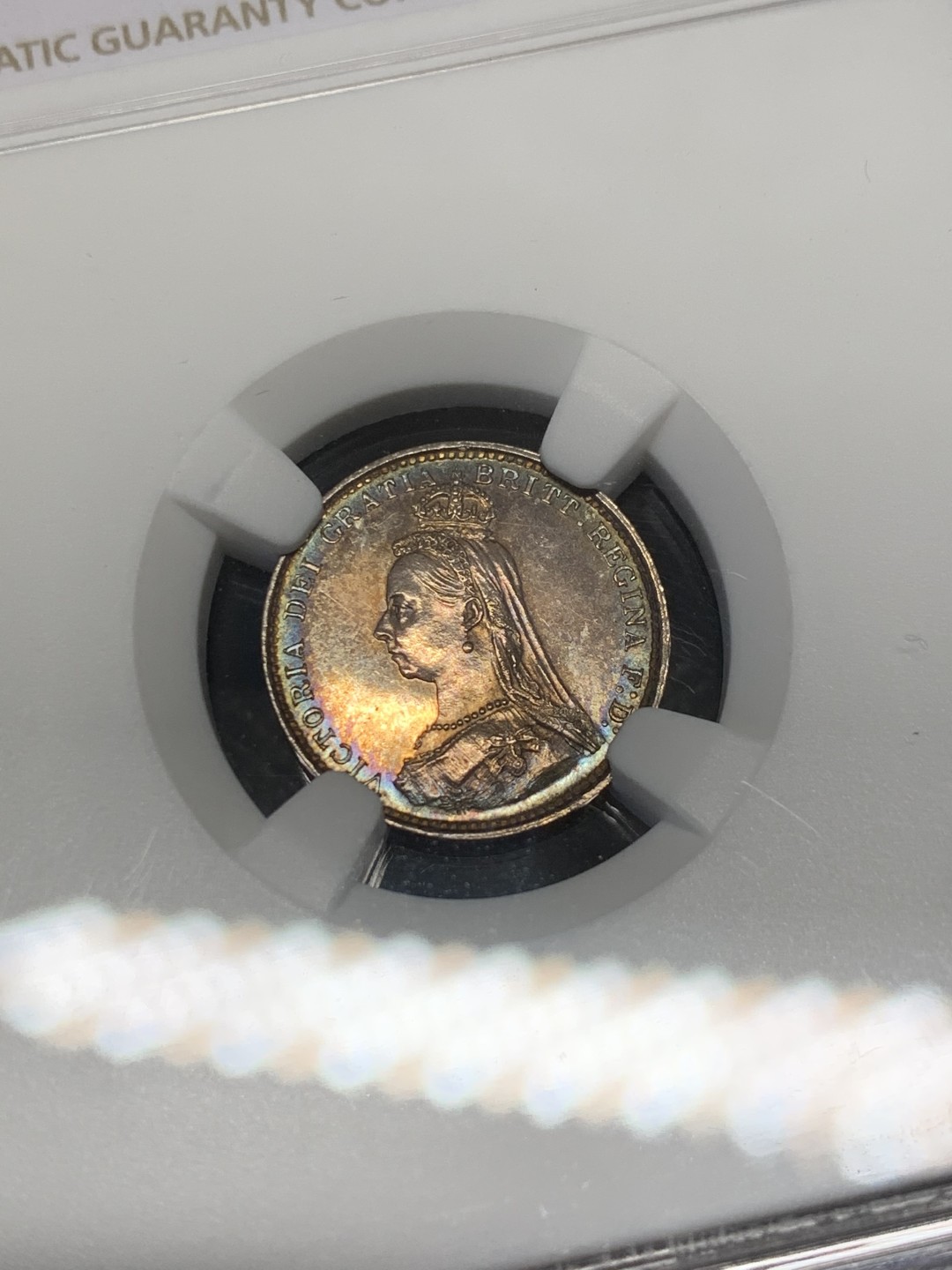 《竞宝斋》第128场-周日，周一 ，2场连拍（全场包邮） NGC MS63 英国1887年维多利亚高冠3便士银币深五彩品相