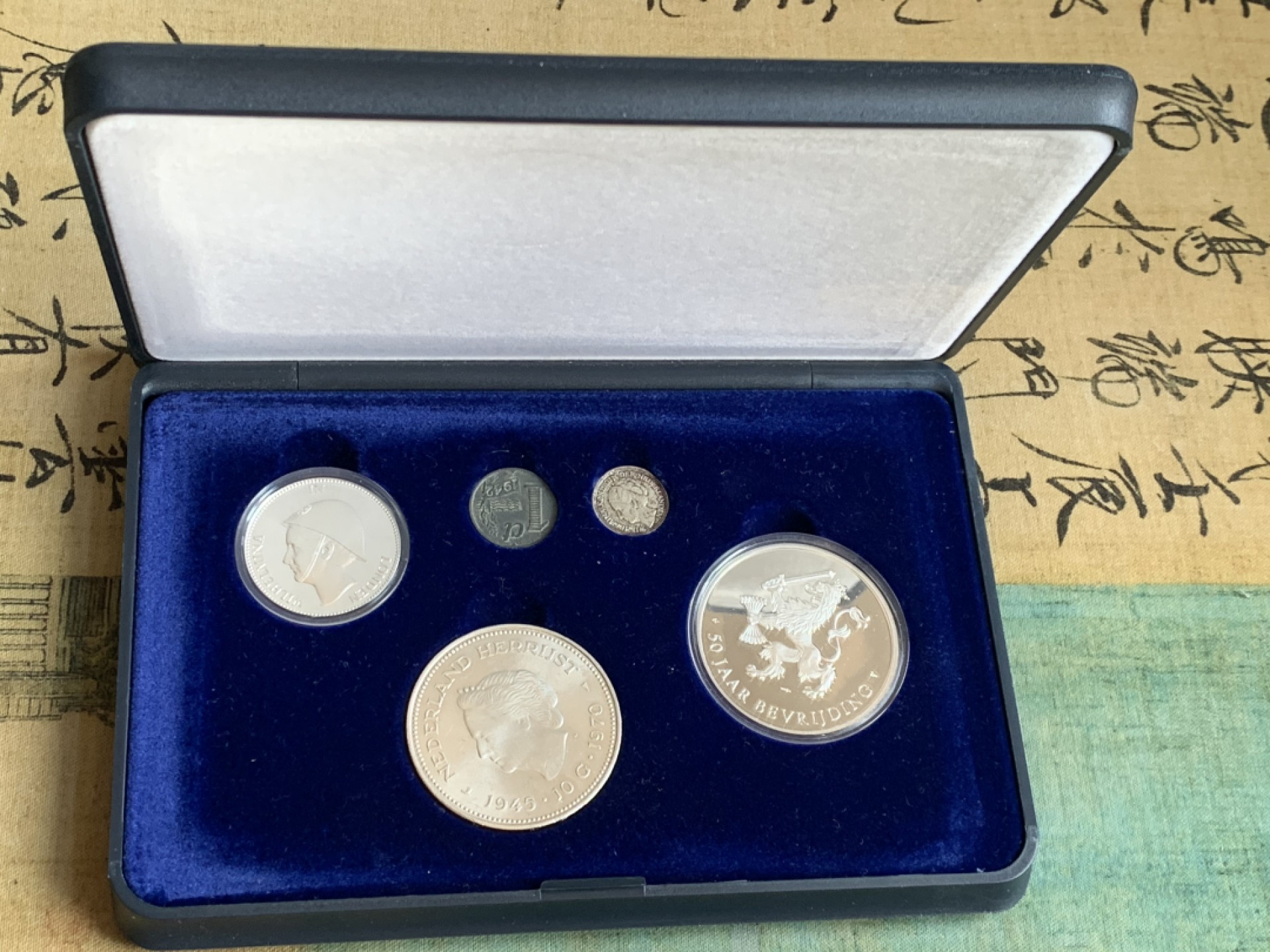 《竞宝斋》第128场-周日，周一 ，2场连拍（全场包邮） 荷兰银行银币章礼盒 高档丝绒礼盒套币含1970年10盾银币两枚银章 10分银币 1分锌币 共含纯银接近50g 状态都不错