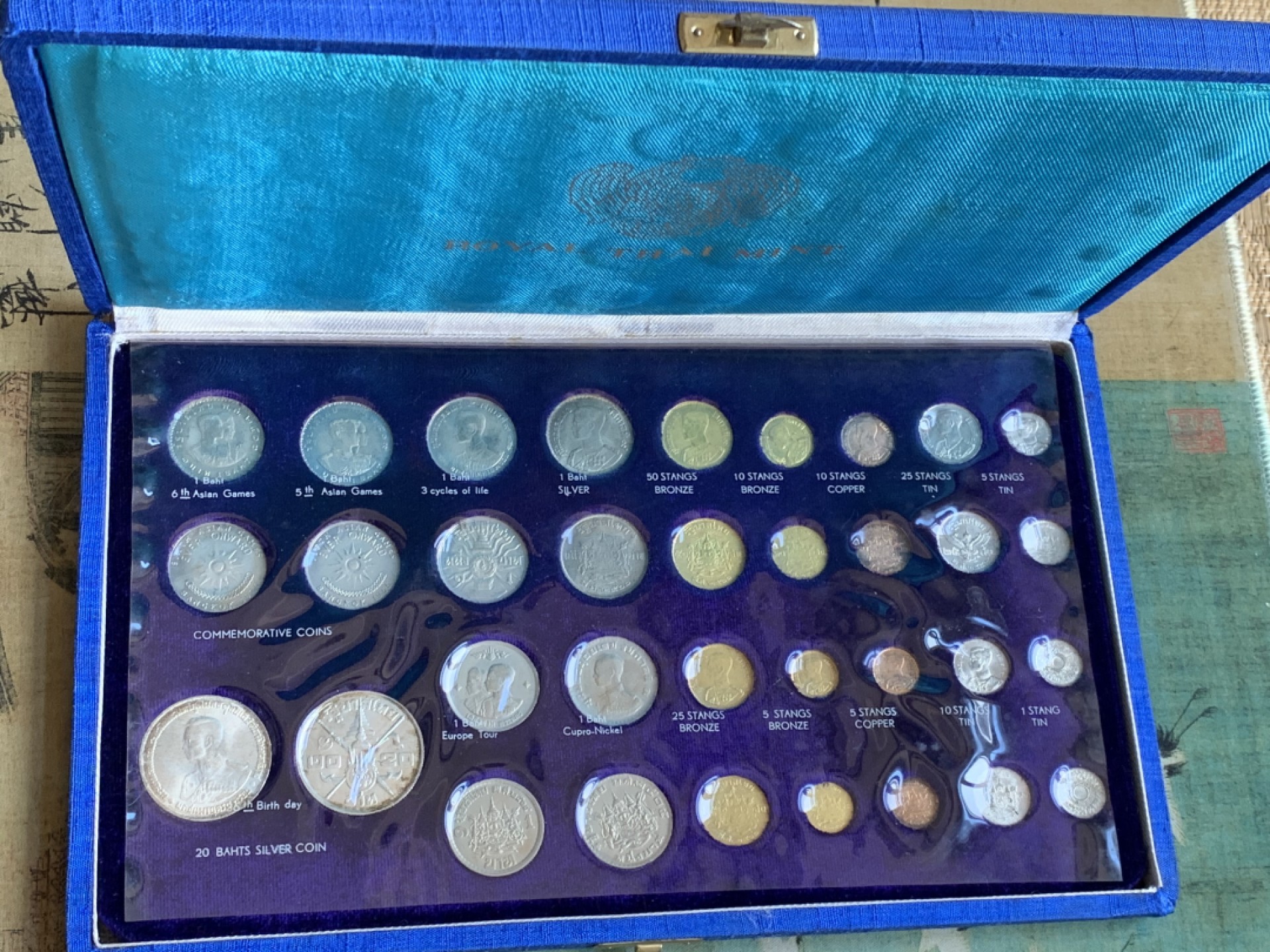 《竞宝斋》第128场-周日，周一 ，2场连拍（全场包邮） 泰国蓝盒子34枚套币 原盒未取出拍背面 状态未使用 包浆已经形成