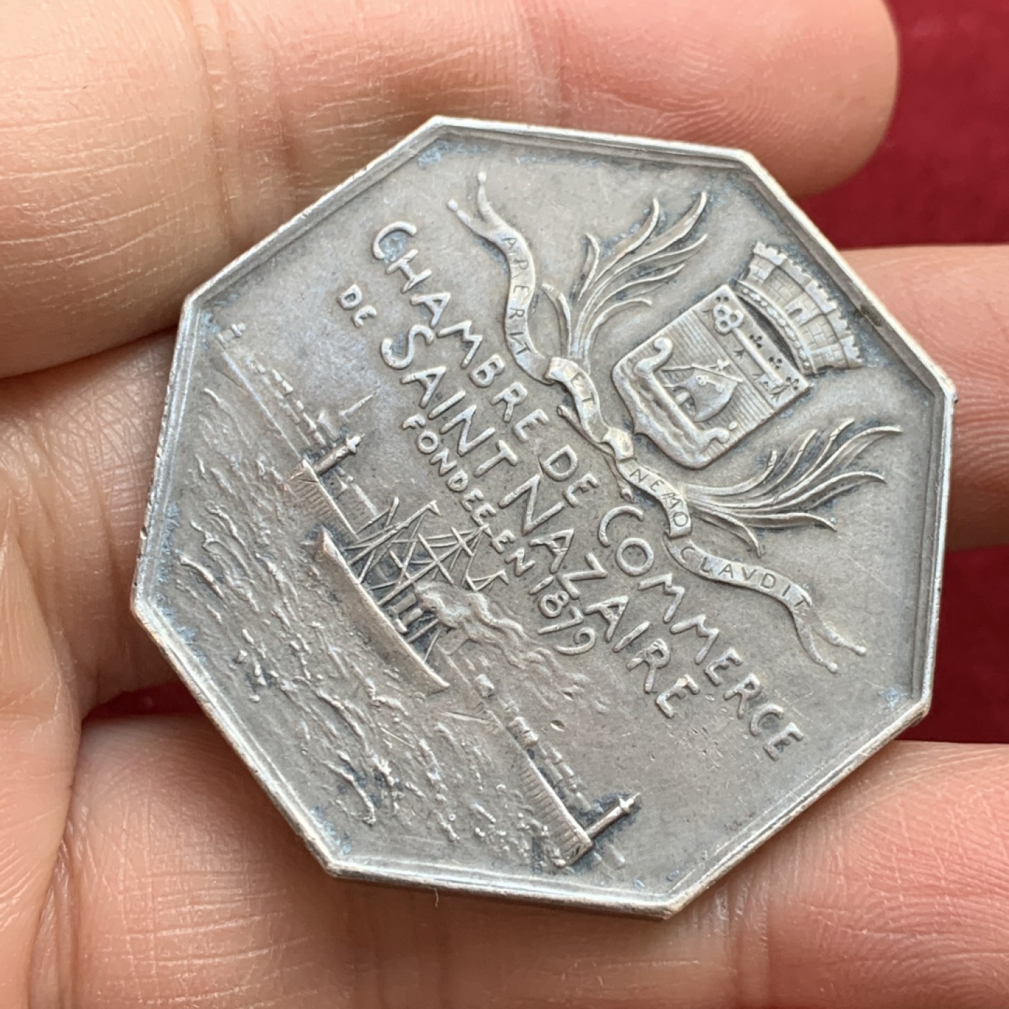 《竞宝斋》第128场-周日，周一 ，2场连拍（全场包邮） 1879年 法国圣纳泽尔商会八角大银章，对边42mm大尺寸 38.7克，罗蒂出品名章，港口边的披纱女神，细节丰富，八角进阶精品