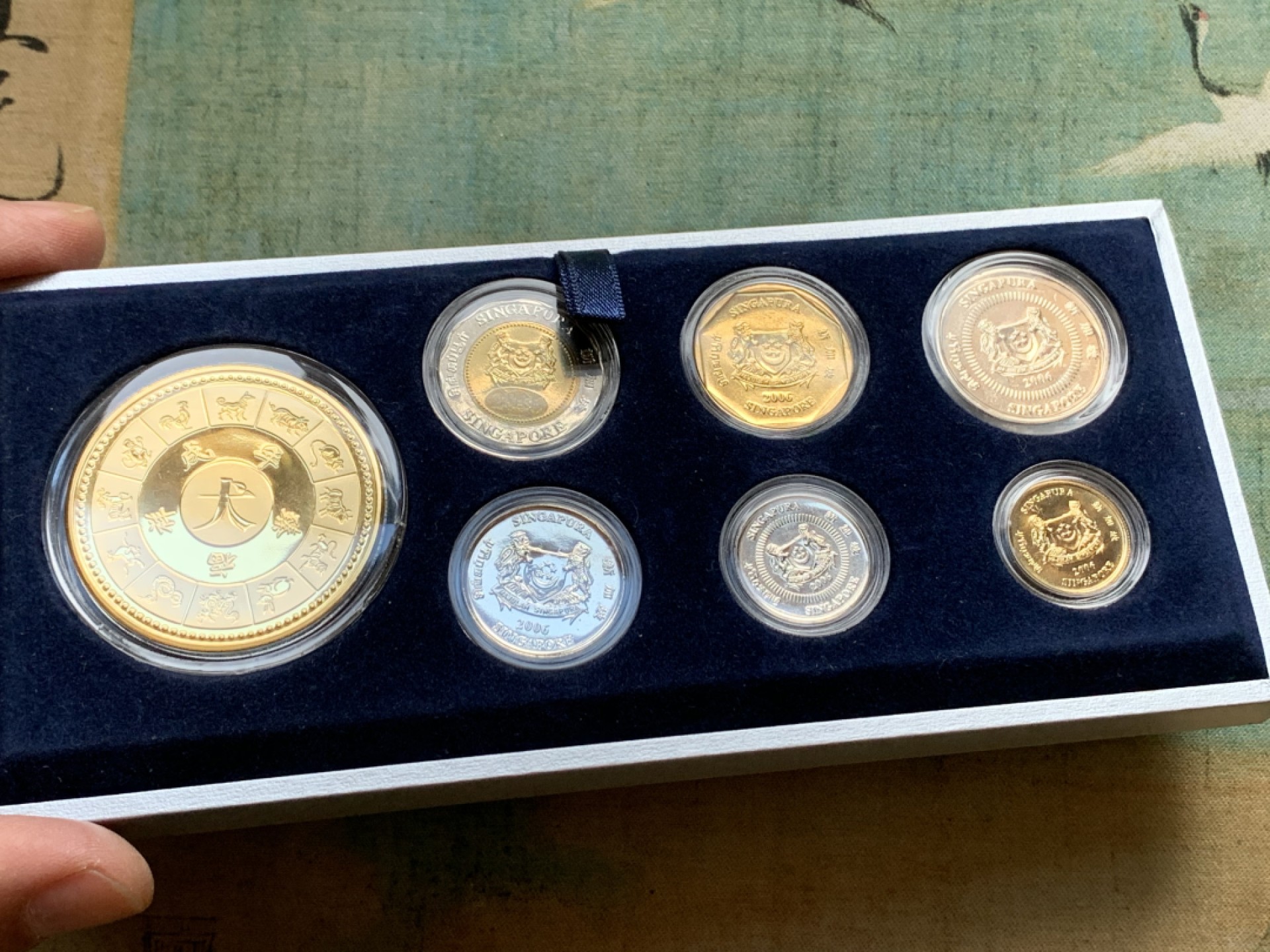 《竞宝斋》第128场-周日，周一 ，2场连拍（全场包邮） 新加坡2006年套币展示盒装含狗年生肖大铜章